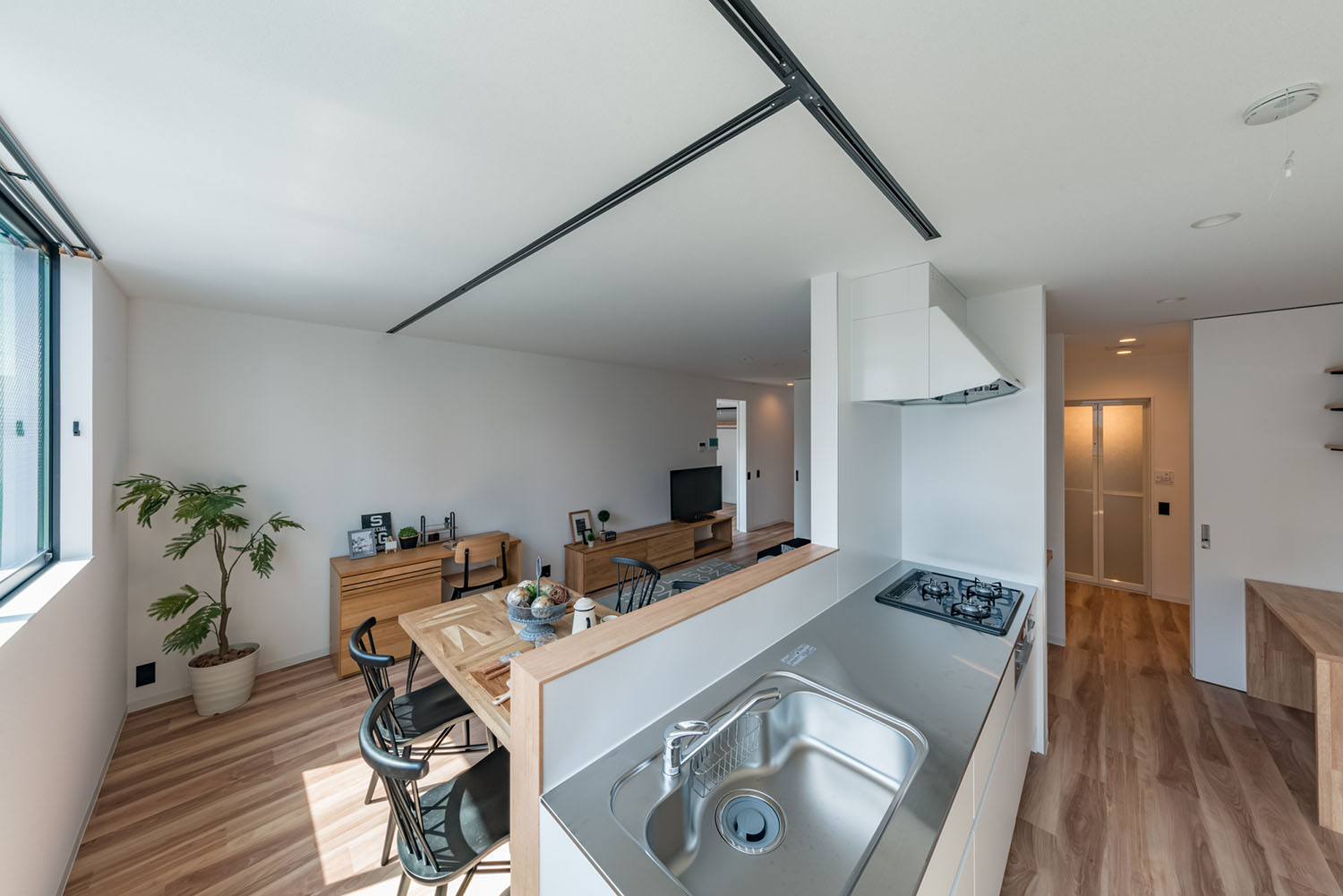 ステンレスの天板で、白い腰壁がついたキッチン・デザイン住宅 注文住宅・デザイン住宅建築実例_『CASE623 HOUSest-Life+Cafe』_キッチン