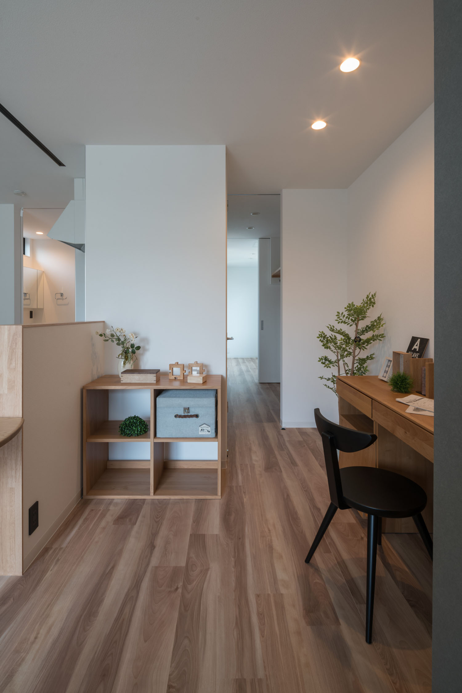 壁付けデスクや木製の棚が設けられたLDK・デザイン住宅 注文住宅・デザイン住宅建築実例_『CASE623 HOUSest-Life+Cafe』_書斎