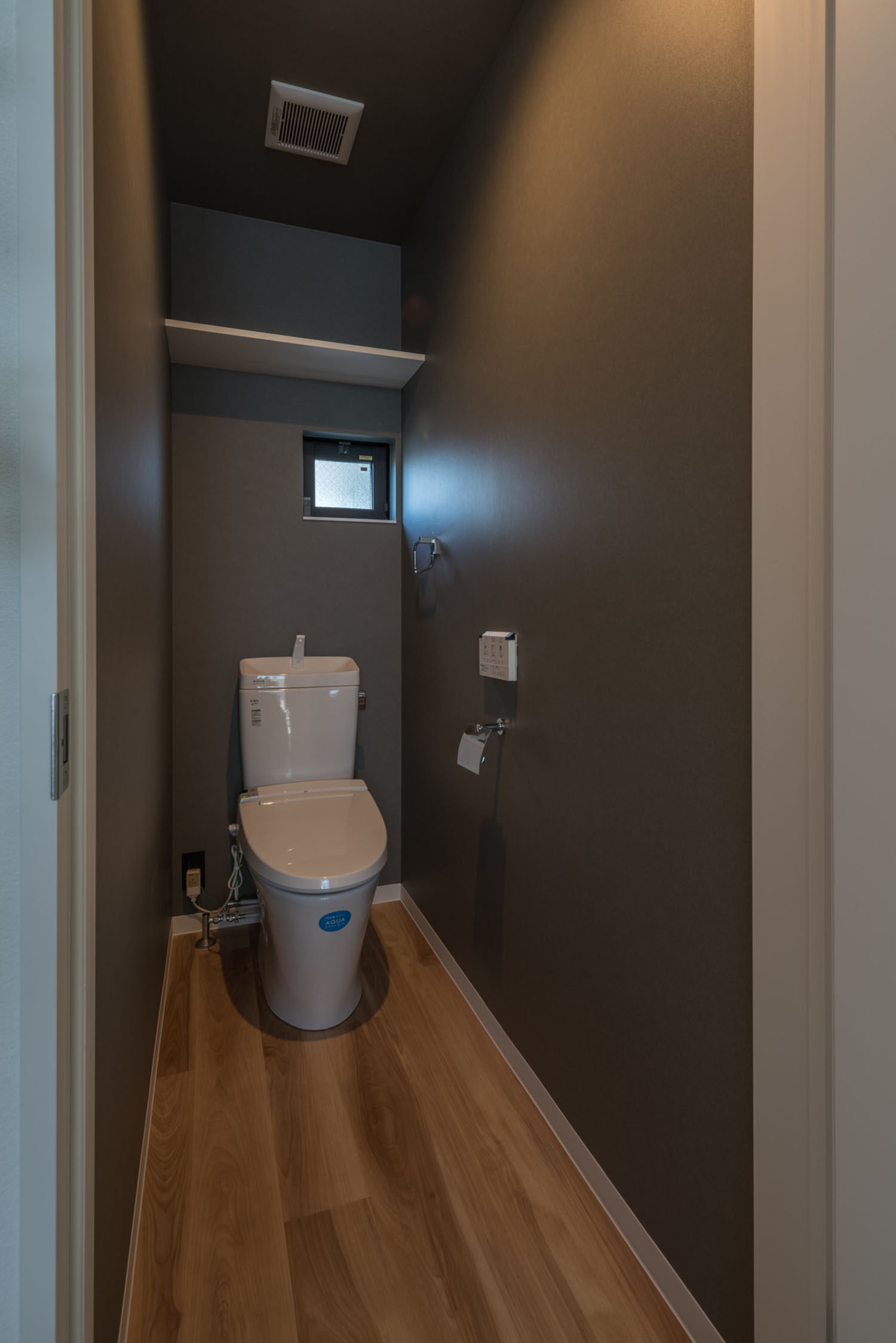 グレーの壁に囲まれた小さな窓がついたトイレ・デザイン住宅 注文住宅・デザイン住宅建築実例_『CASE623 HOUSest-Life+Cafe』_トイレ