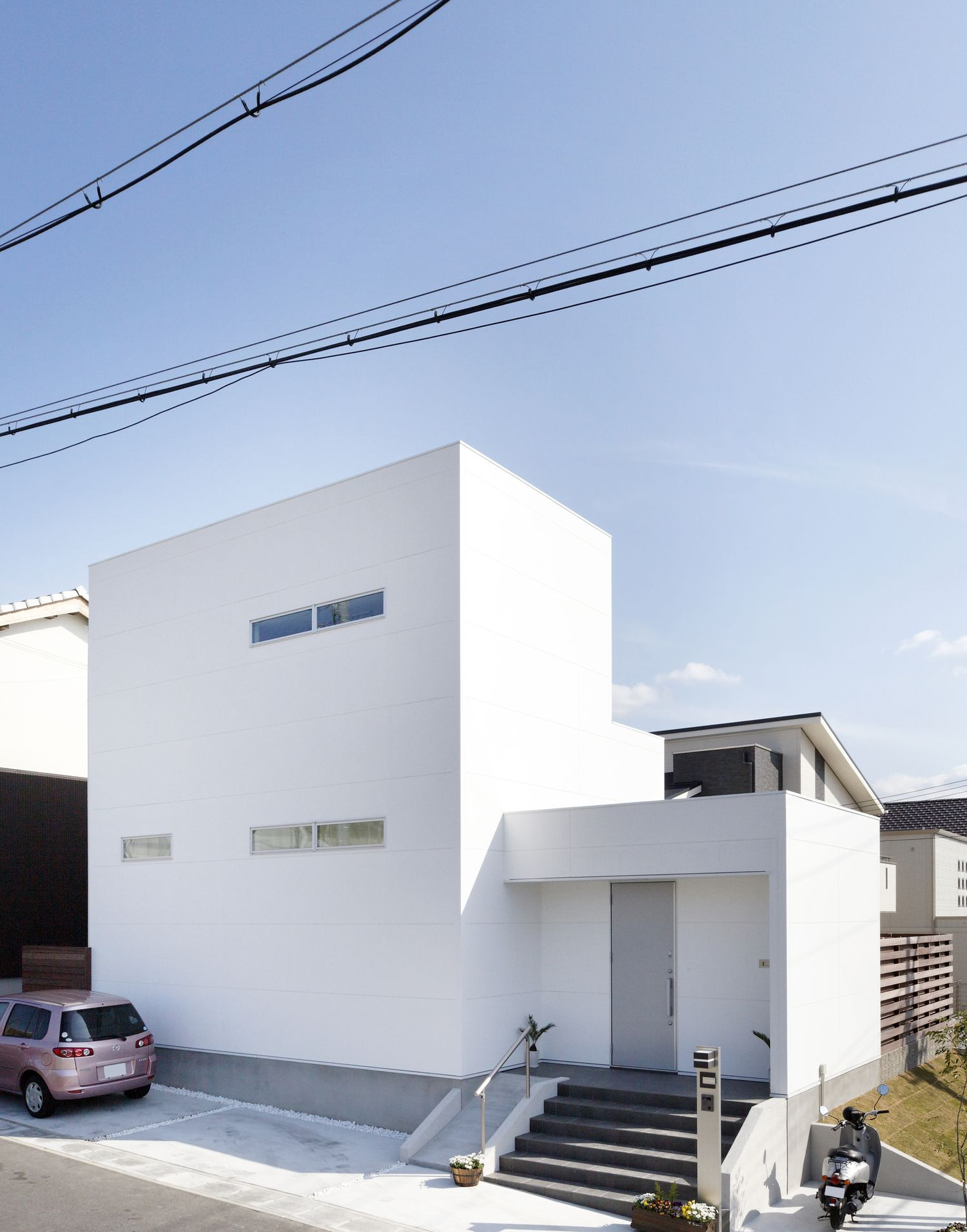ゆったりとした敷地に立つ2階建ての住まい