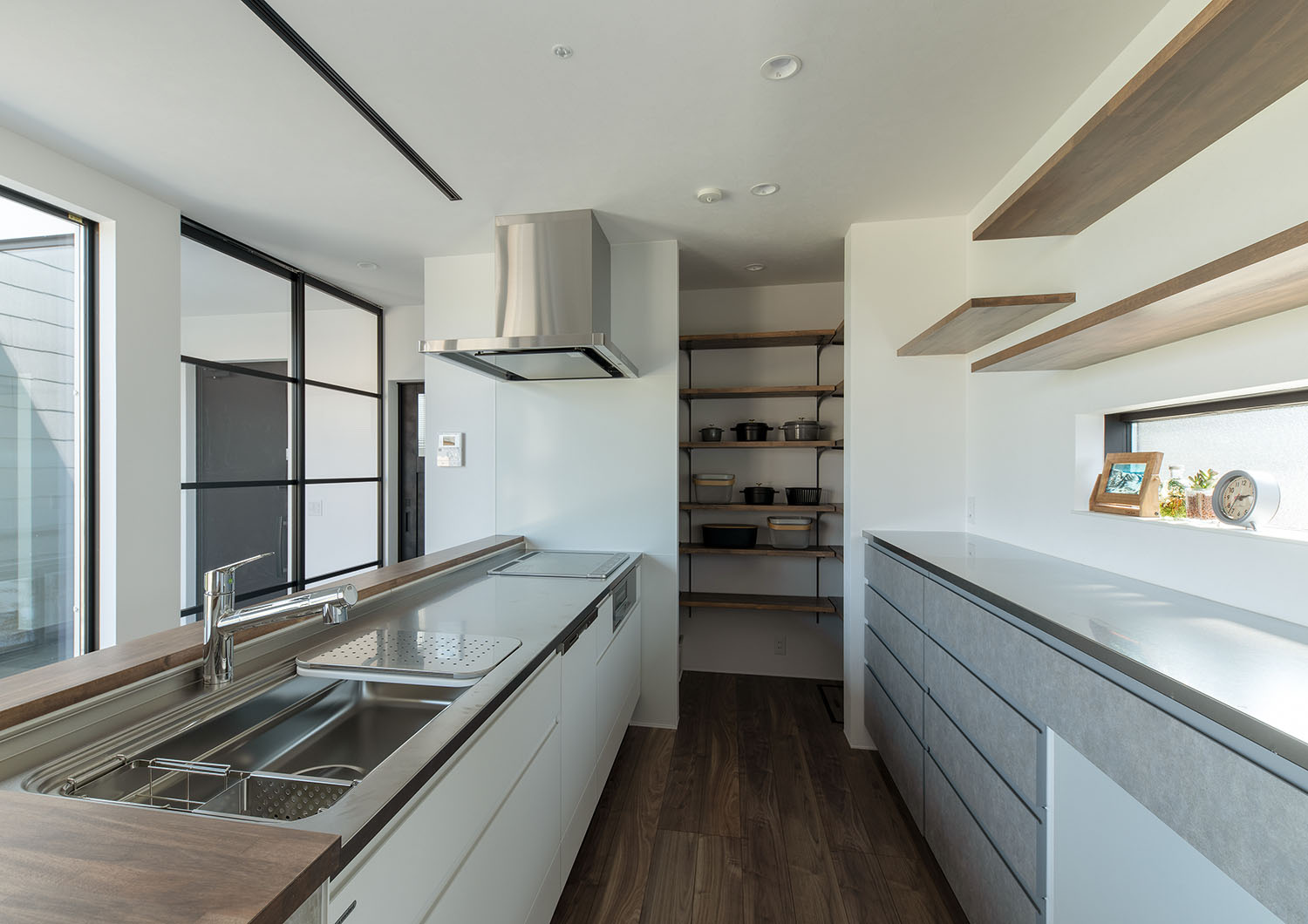 奥にウォークインタイプのパントリーが設けられているキッチン・デザイン住宅 注文住宅・デザイン住宅建築実例_『CASE685 flat scale』_キッチン