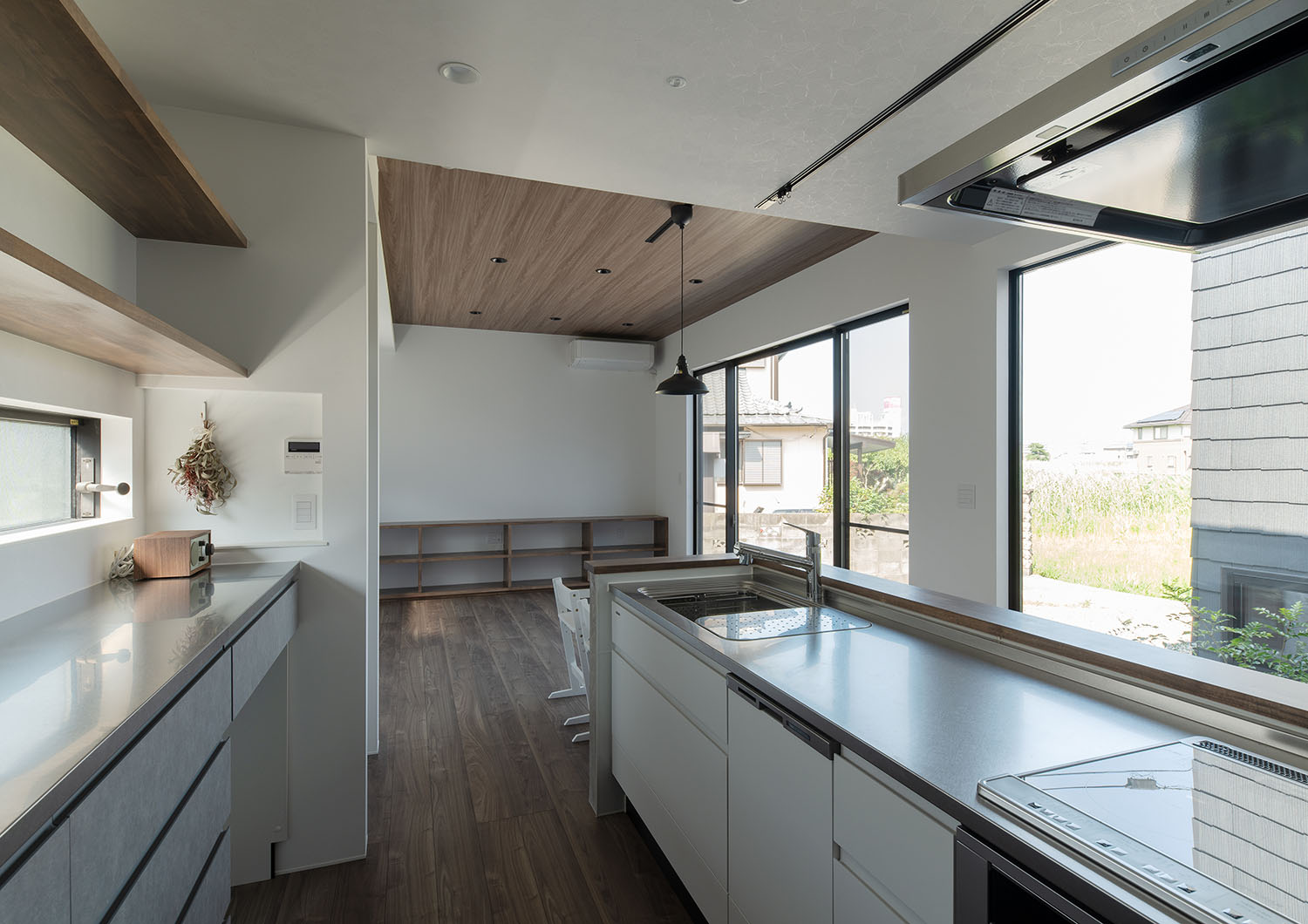 キッチンからリビングや外の様子が見える様子・デザイン住宅 注文住宅・デザイン住宅建築実例_『CASE685 flat scale』_キッチン