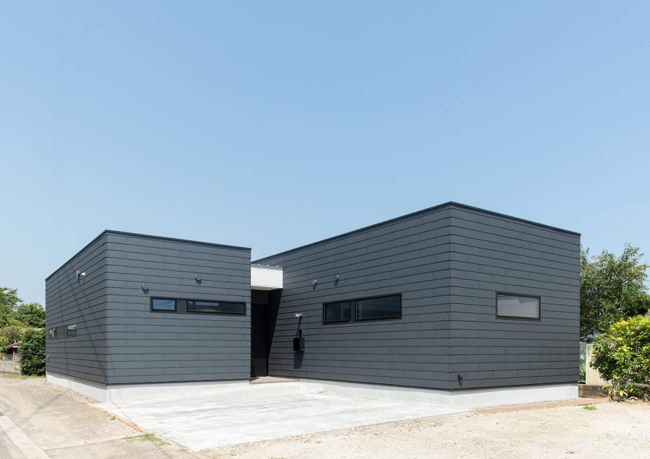 黒いキューブ状が二つ繋がったような外観の住宅・デザイン住宅 注文住宅・デザイン住宅建築実例_『CASE685  flat scale』_外観