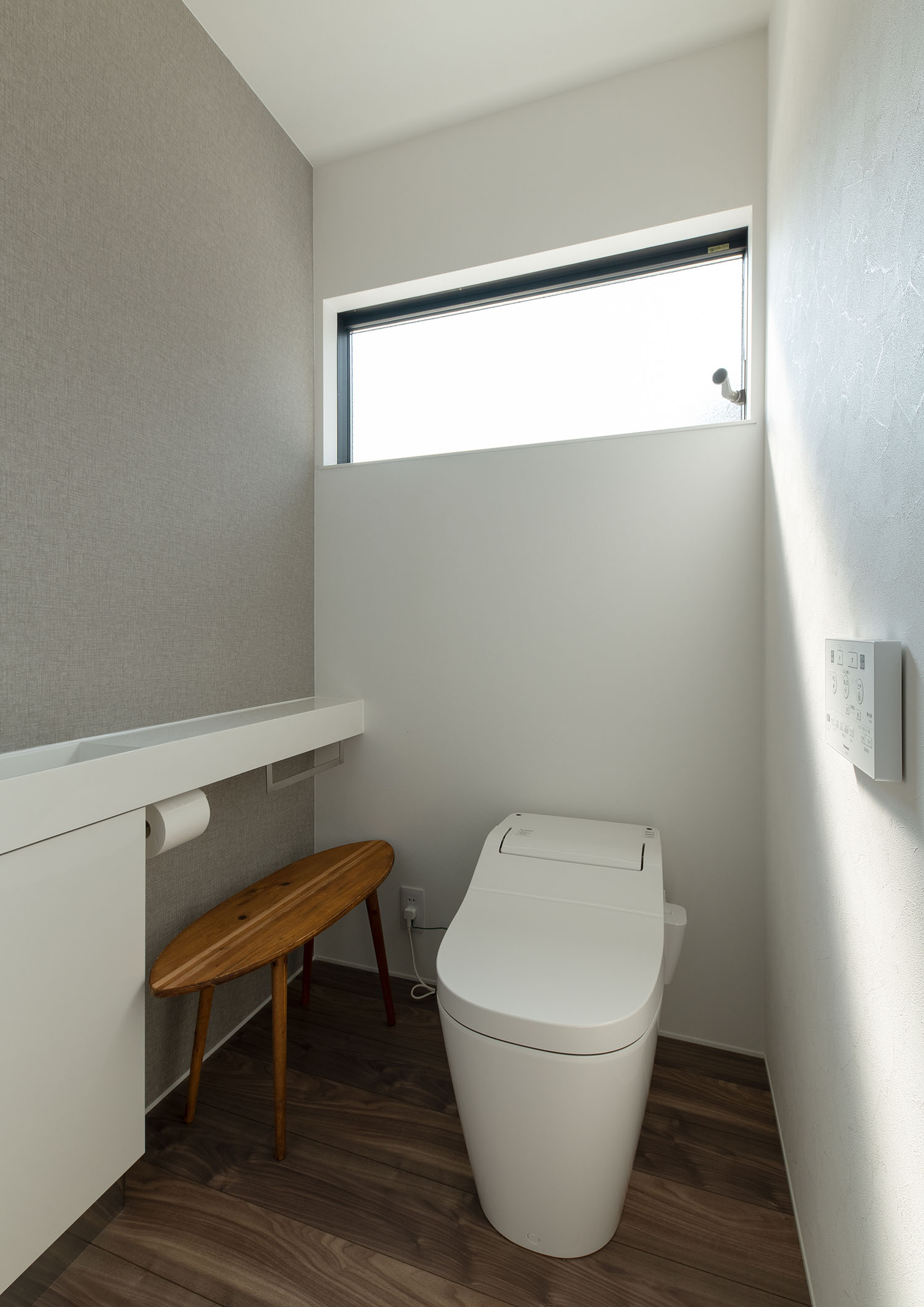 スリット窓やアクセントクロスがあるトイレ・デザイン住宅 注文住宅・デザイン住宅建築実例_『CASE685 flat scale』_トイレ