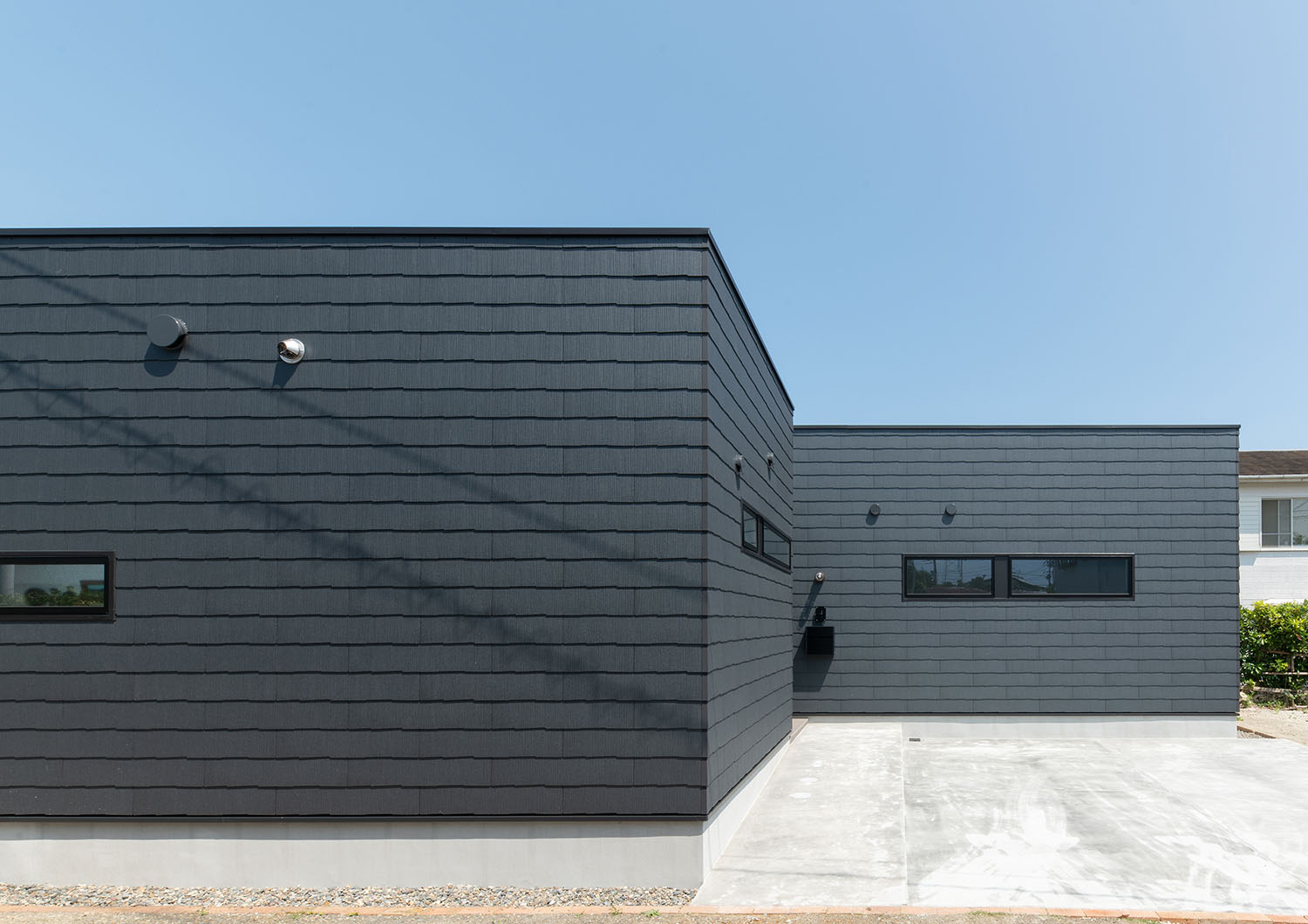 黒い外壁にスリット窓が設けられた平屋住宅・デザイン住宅 注文住宅・デザイン住宅建築実例_『CASE685 flat scale』_外観