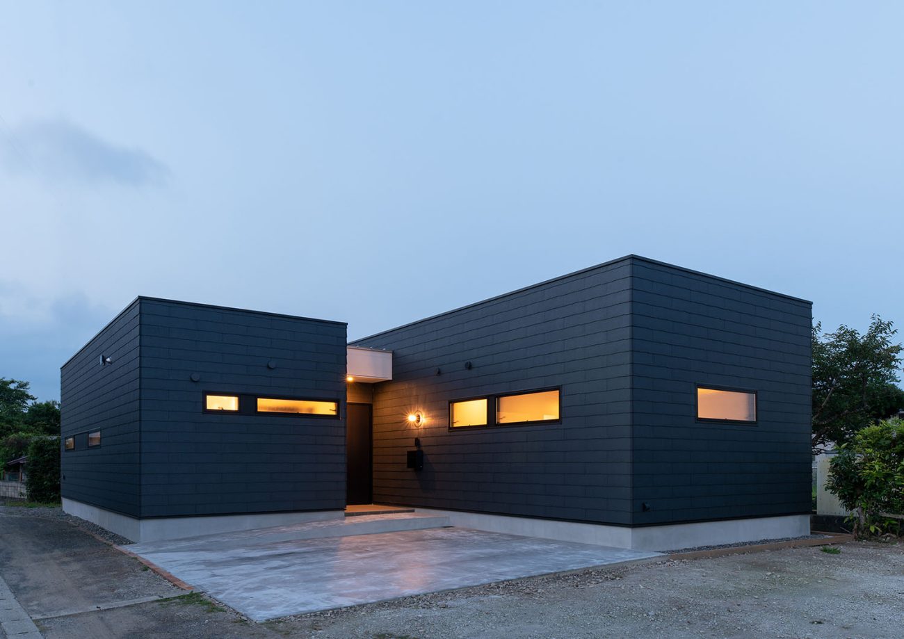 スリット窓から室内の光が漏れるスクエアな平屋住宅・デザイン住宅 注文住宅・デザイン住宅建築実例_『CASE685  flat scale』_外観