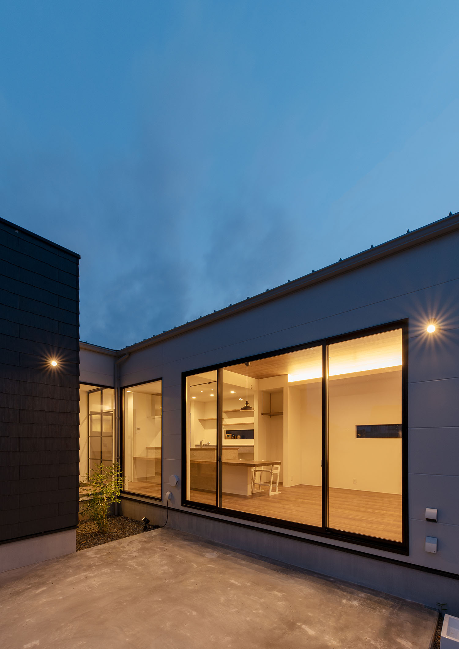 中庭からLDKの様子が見える平屋・デザイン住宅 注文住宅・デザイン住宅建築実例_『CASE685 flat scale』_外観