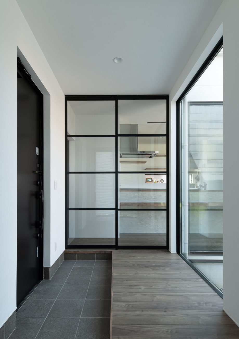 玄関のそばにガラスの引き戸が設けられている空間・デザイン住宅 注文住宅・デザイン住宅建築実例_『CASE685  flat scale』_玄関