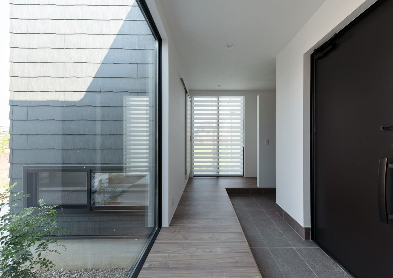 玄関の正面に中庭が見える様子・デザイン住宅 注文住宅・デザイン住宅建築実例_『CASE685  flat scale』_玄関