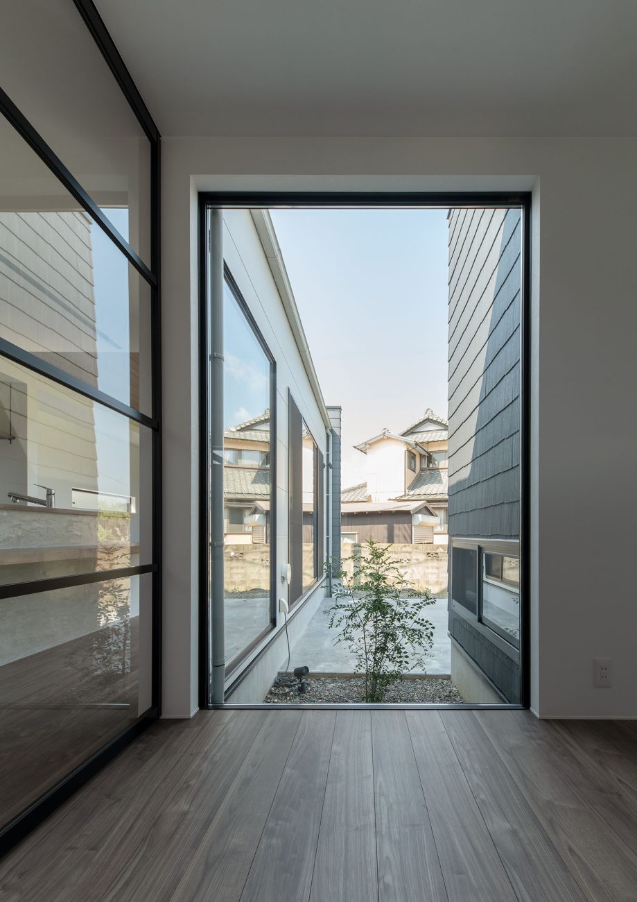 大きな窓から中庭の様子が見える空間・デザイン住宅 注文住宅・デザイン住宅建築実例_『CASE685  flat scale』_玄関