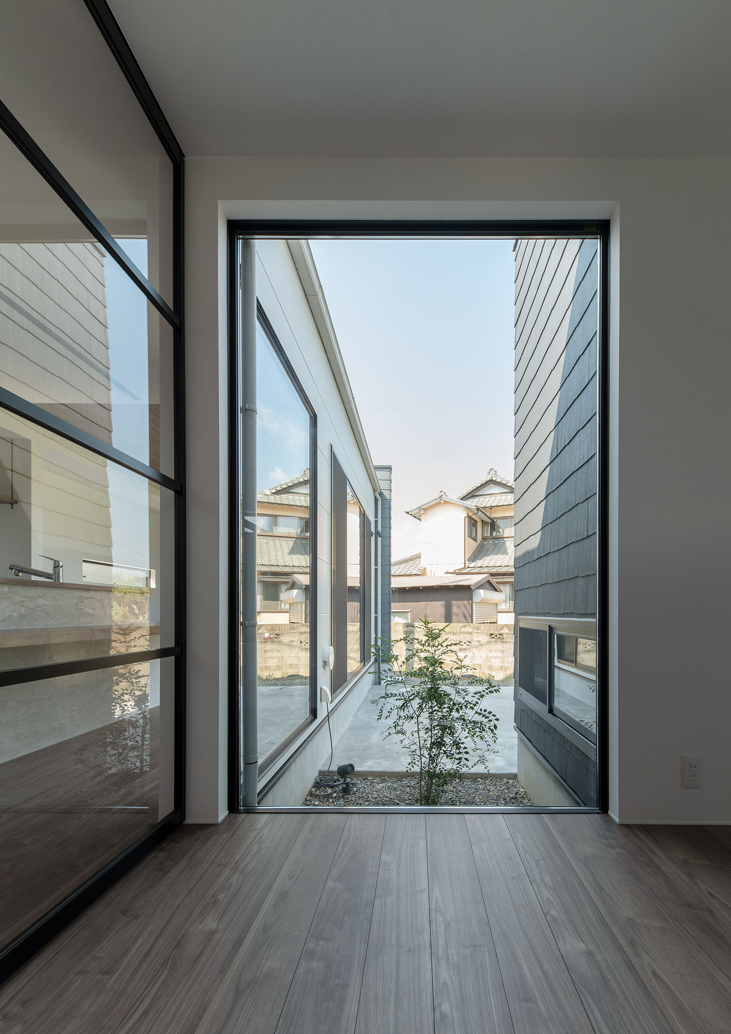 大きな窓から中庭の様子が見える空間・デザイン住宅 注文住宅・デザイン住宅建築実例_『CASE685 flat scale』_玄関