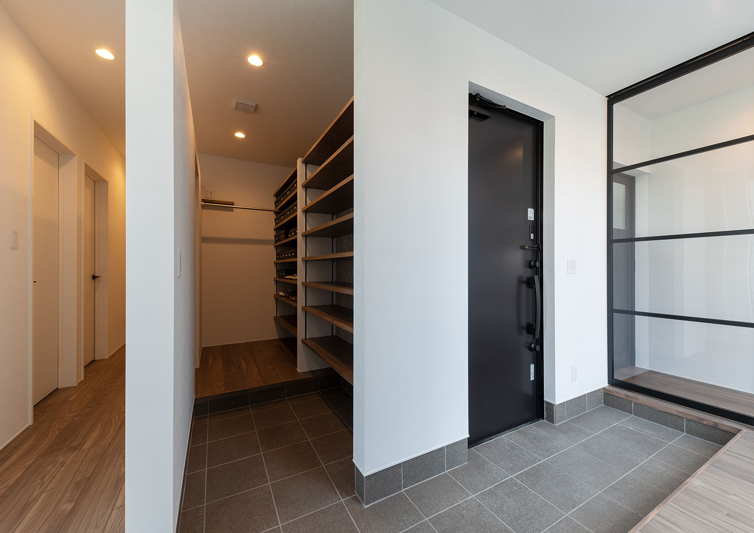 回遊式のシューズインクローゼットへと繋がる玄関・デザイン住宅 注文住宅・デザイン住宅建築実例_『CASE685 flat scale』_玄関