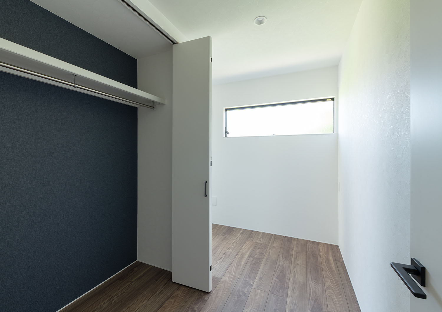 クローゼットの中の壁がネイビーのアクセントクロスになっている子供部屋・デザイン住宅 注文住宅・デザイン住宅建築実例_『CASE685 flat scale』_子供部屋