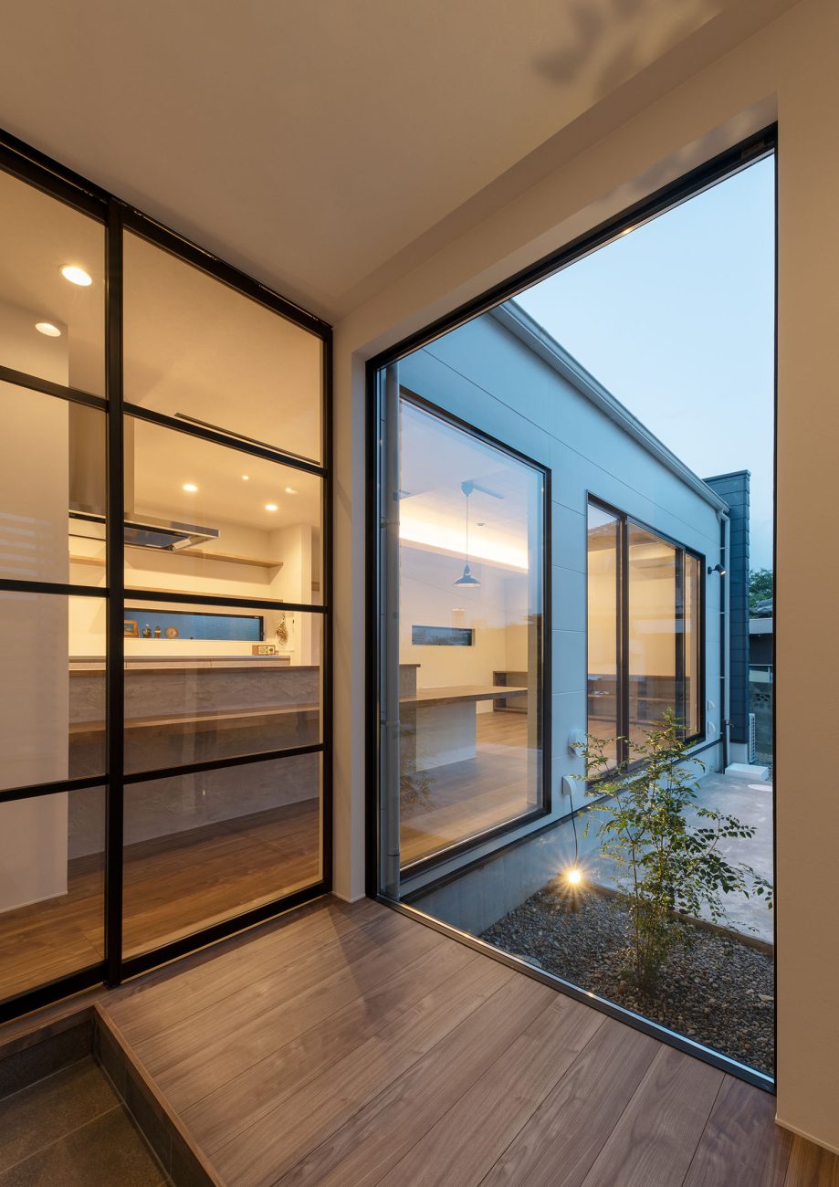 中庭やLDKの様子が見える玄関・デザイン住宅 注文住宅・デザイン住宅建築実例_『CASE685  flat scale』_玄関