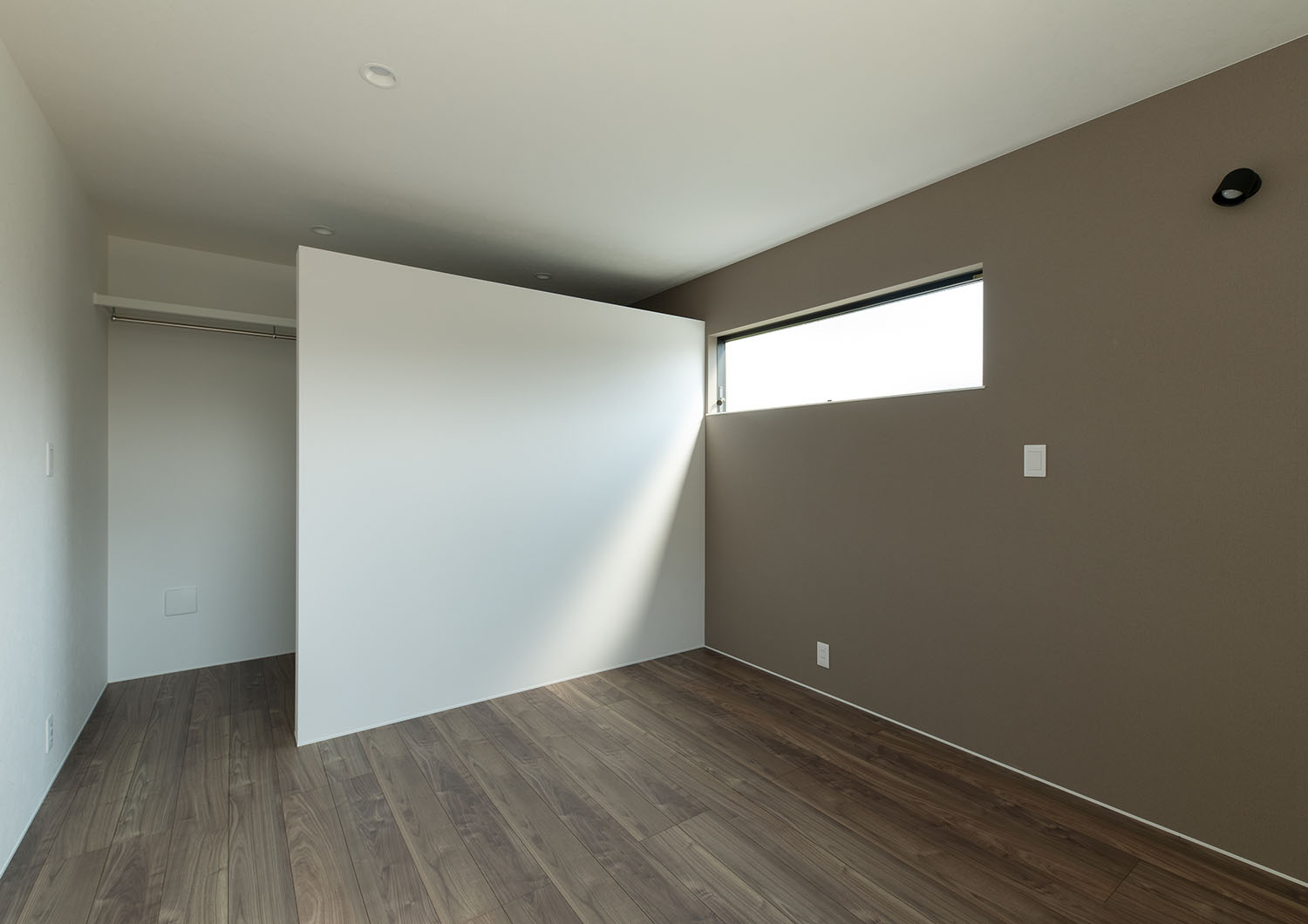 スリット窓や、壁で仕切られたウォークインクローゼットがある寝室・デザイン住宅 注文住宅・デザイン住宅建築実例_『CASE685 flat scale』_寝室