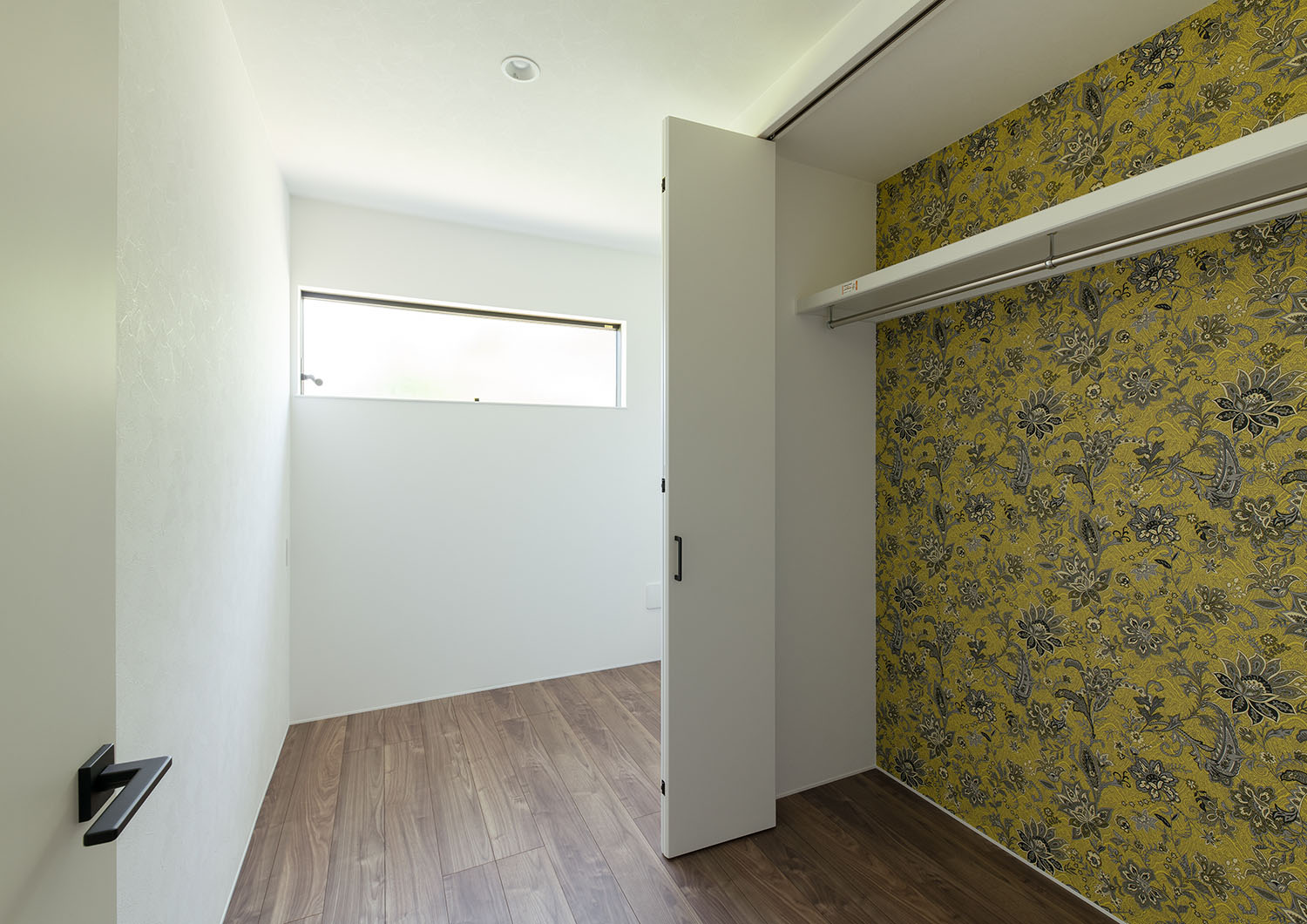 クローゼットの中の壁が柄のアクセントクロスになっている子供部屋・デザイン住宅 注文住宅・デザイン住宅建築実例_『CASE685 flat scale』_子供部屋