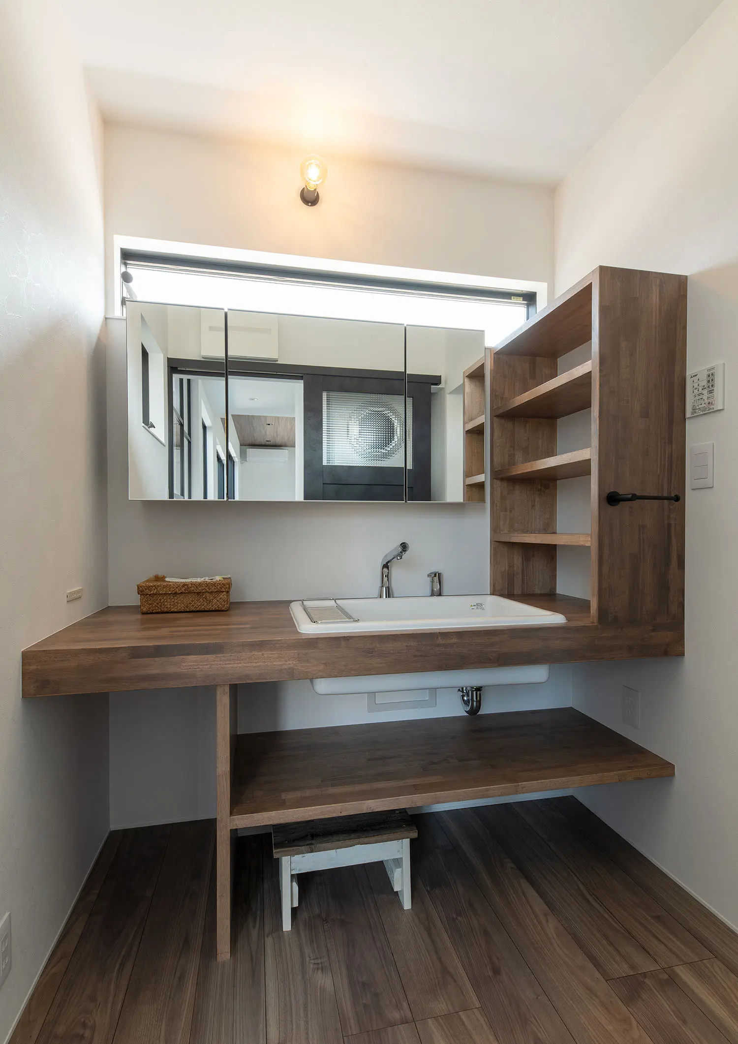 収納まで木材で統一した造作洗面所