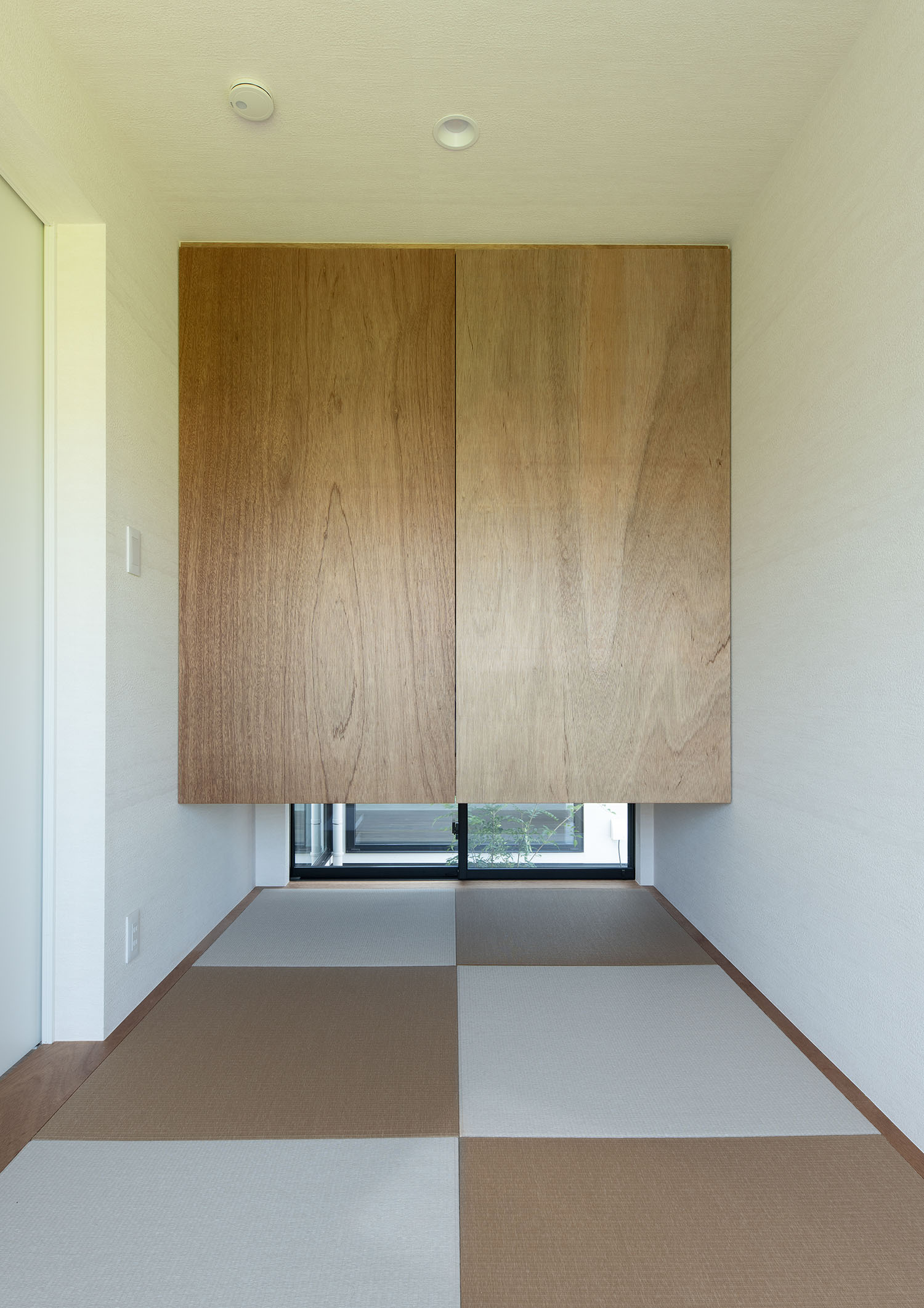 地窓と浮き収納がある琉球畳の和室・デザイン住宅 注文住宅・デザイン住宅建築実例_『CASE685 flat scale』_和室