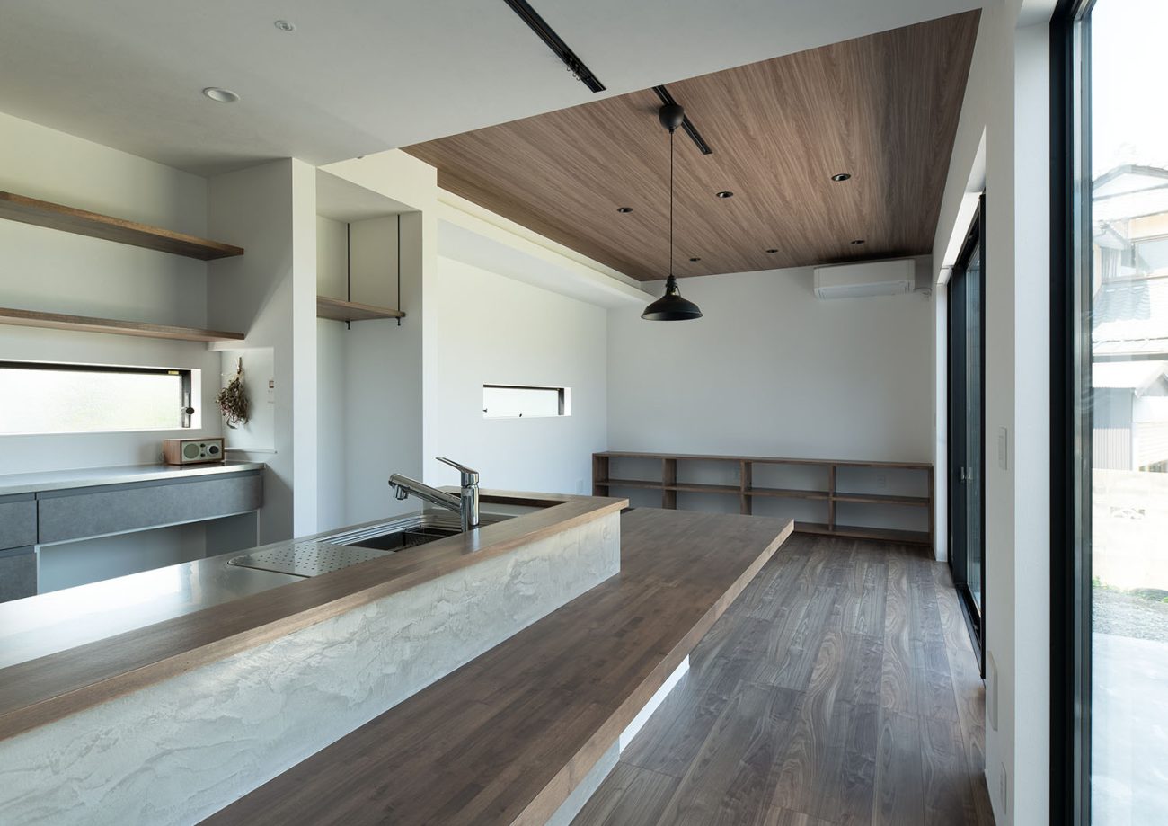 濃い色の木材を使用したLDK・デザイン住宅 注文住宅・デザイン住宅建築実例_『CASE685  flat scale』_LDK