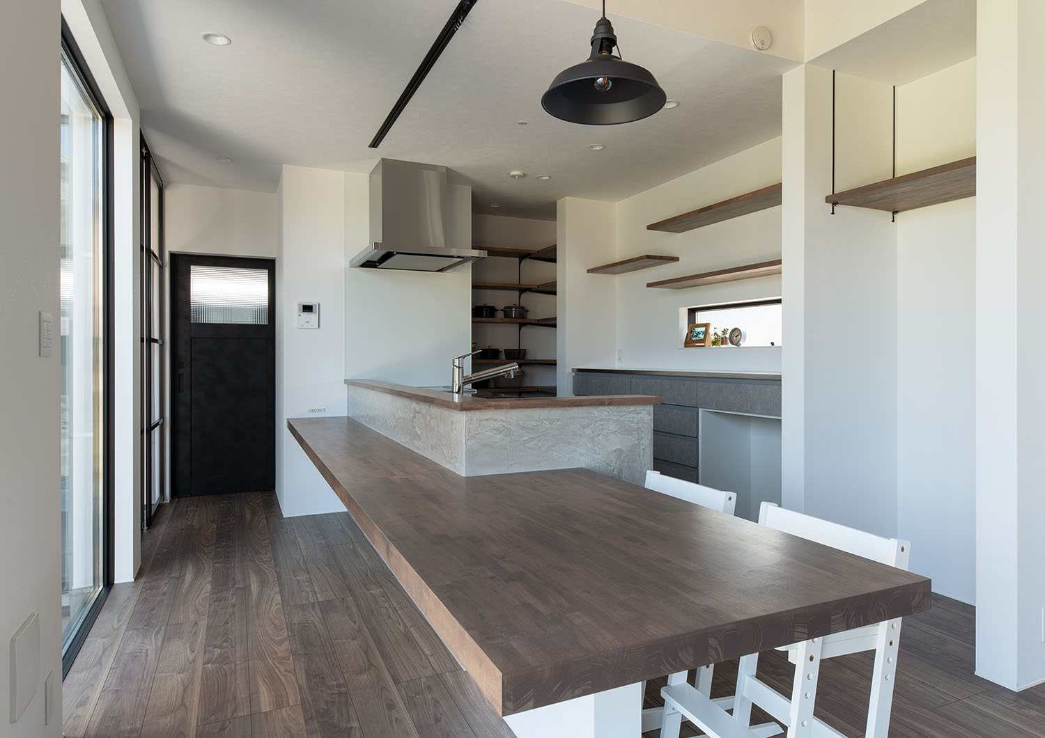 ダイニングテーブルが一体となったキッチン・デザイン住宅 注文住宅・デザイン住宅建築実例_『CASE685 flat scale』_LDK