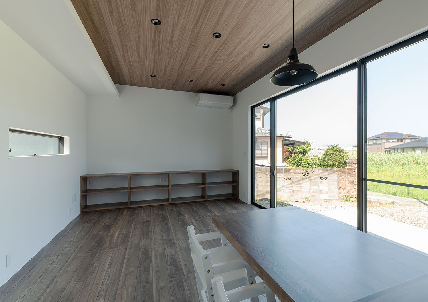 天井と床が木材で、大きな窓があるLDK・デザイン住宅 注文住宅・デザイン住宅建築実例_『CASE685 flat scale』_LDK