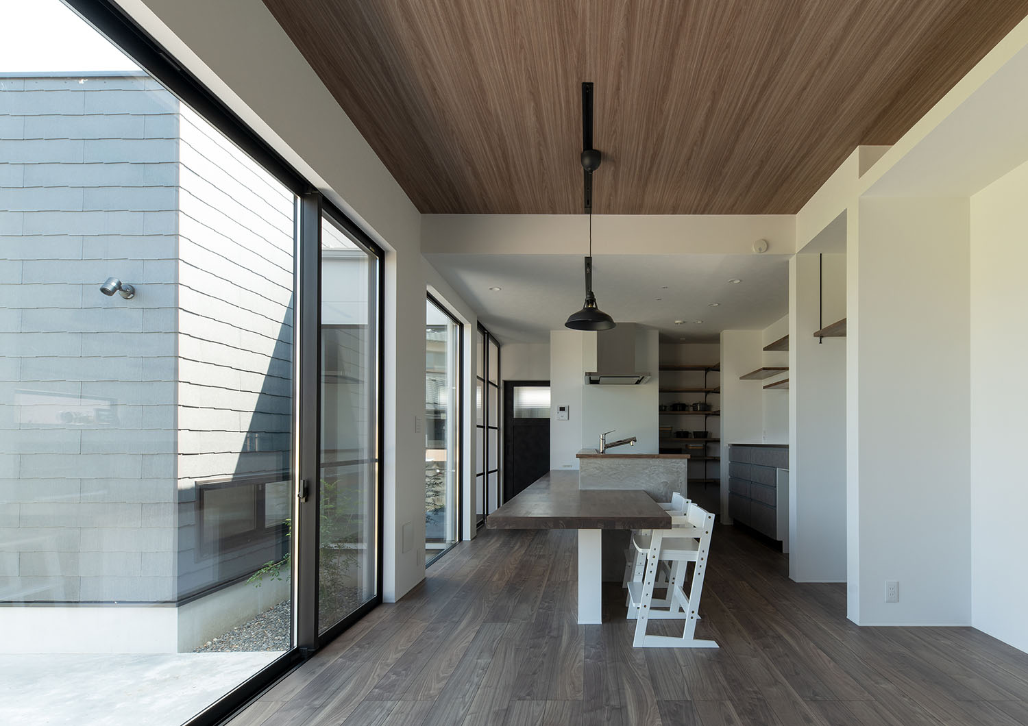 flat”と”Scale”が共鳴し合う平屋住宅