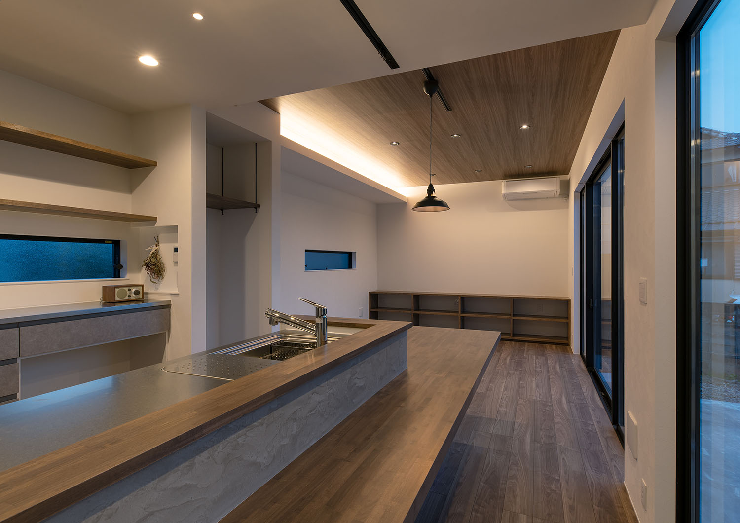 天井にある間接照明がLDKを照らす様子・デザイン住宅 注文住宅・デザイン住宅建築実例_『CASE685 flat scale』_LDK