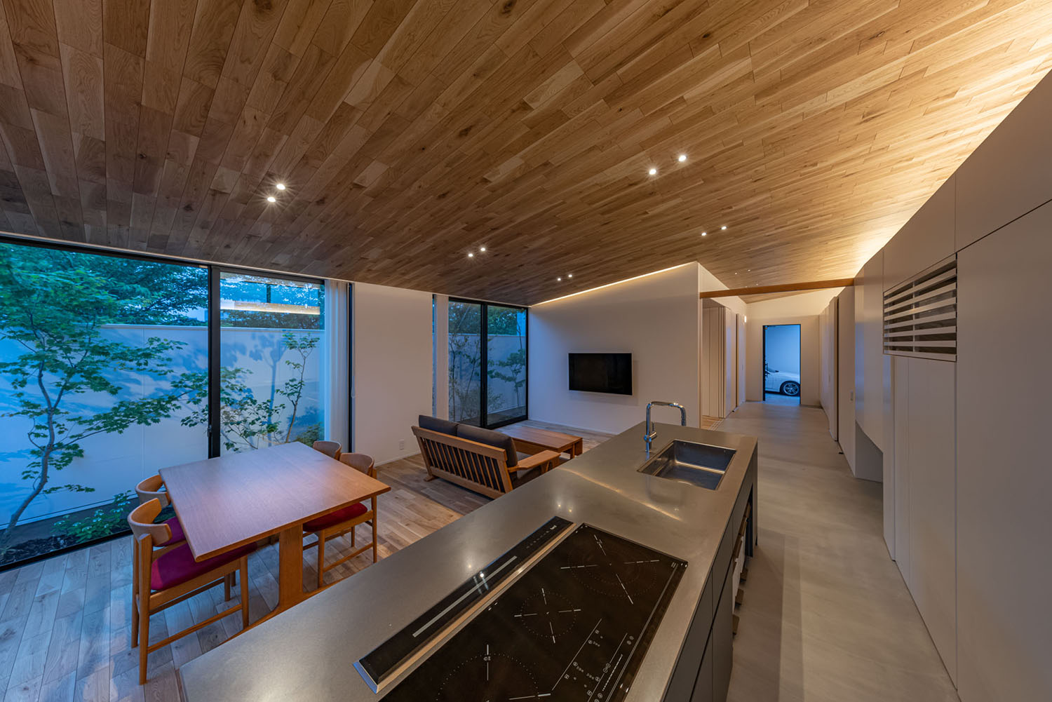 ダウンライトや間接照明によって照らされるLDK・デザイン住宅 注文住宅・デザイン住宅建築実例_『CASE686 桜並木の平屋』_LDK