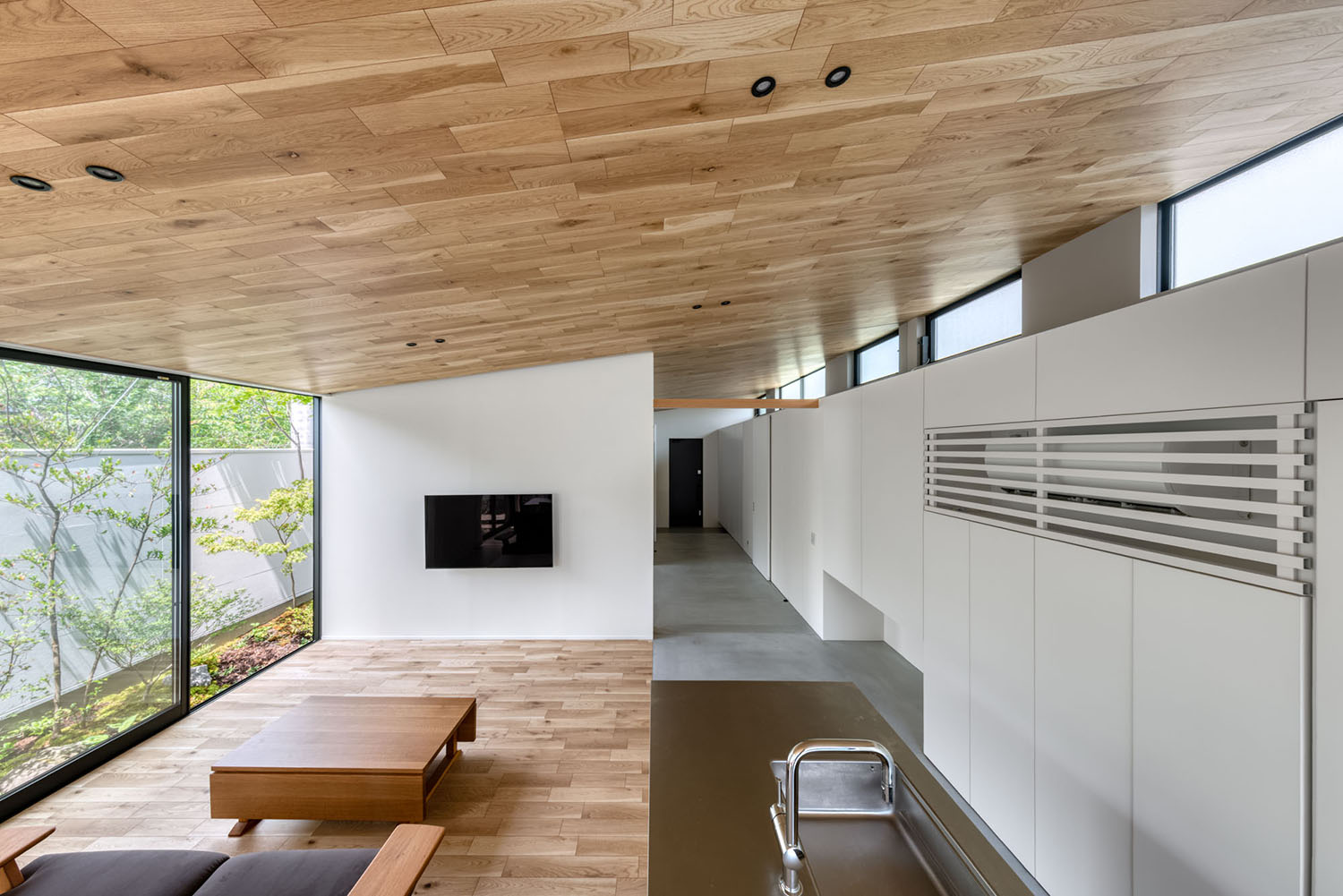 木の斜め天井になったLDK・デザイン住宅 注文住宅・デザイン住宅建築実例_『CASE686 桜並木の平屋』_LDK