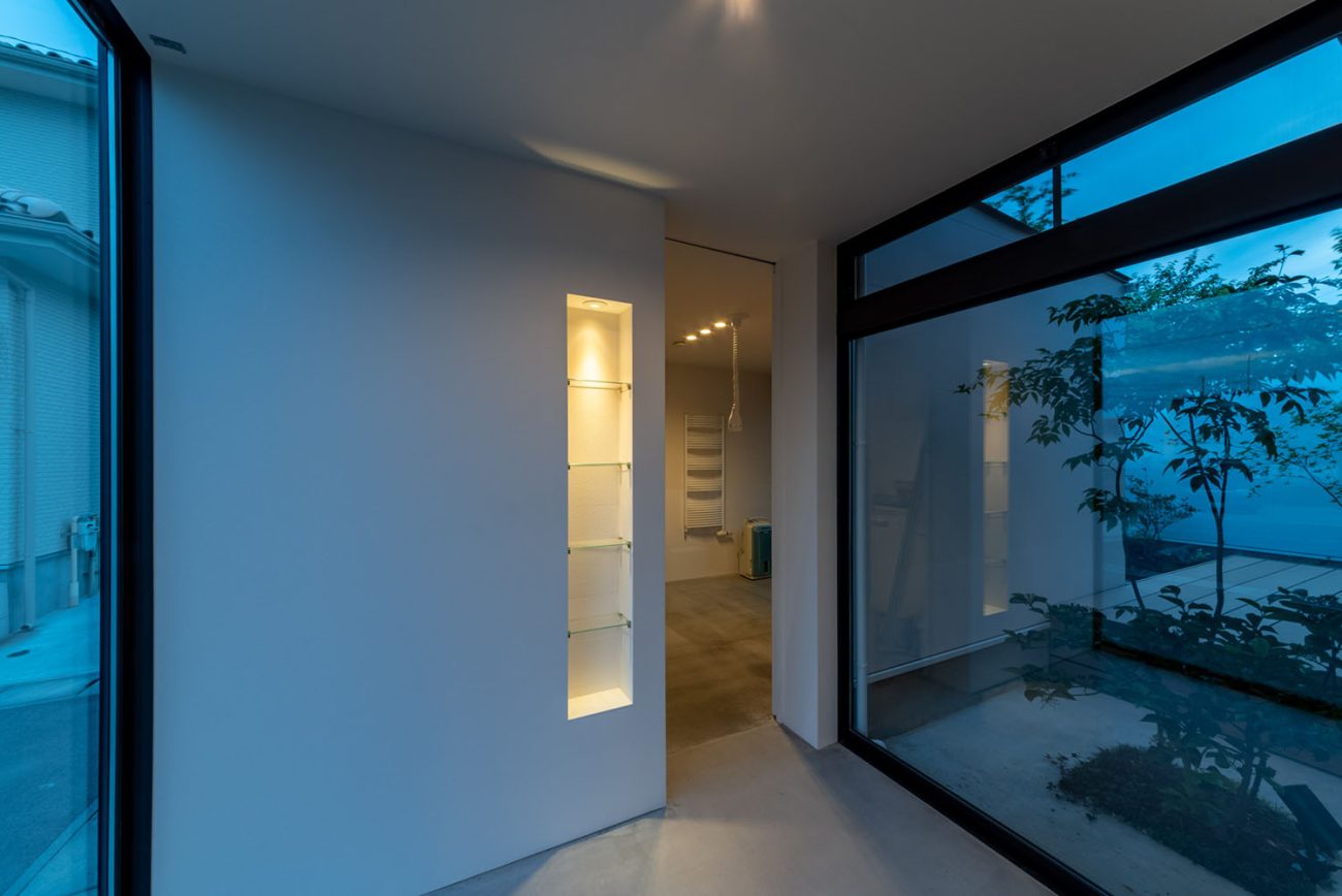 中庭の見える土間空間の奥に部屋がある様子・デザイン住宅 注文住宅・デザイン住宅建築実例_『CASE686  桜並木の平屋』_玄関
