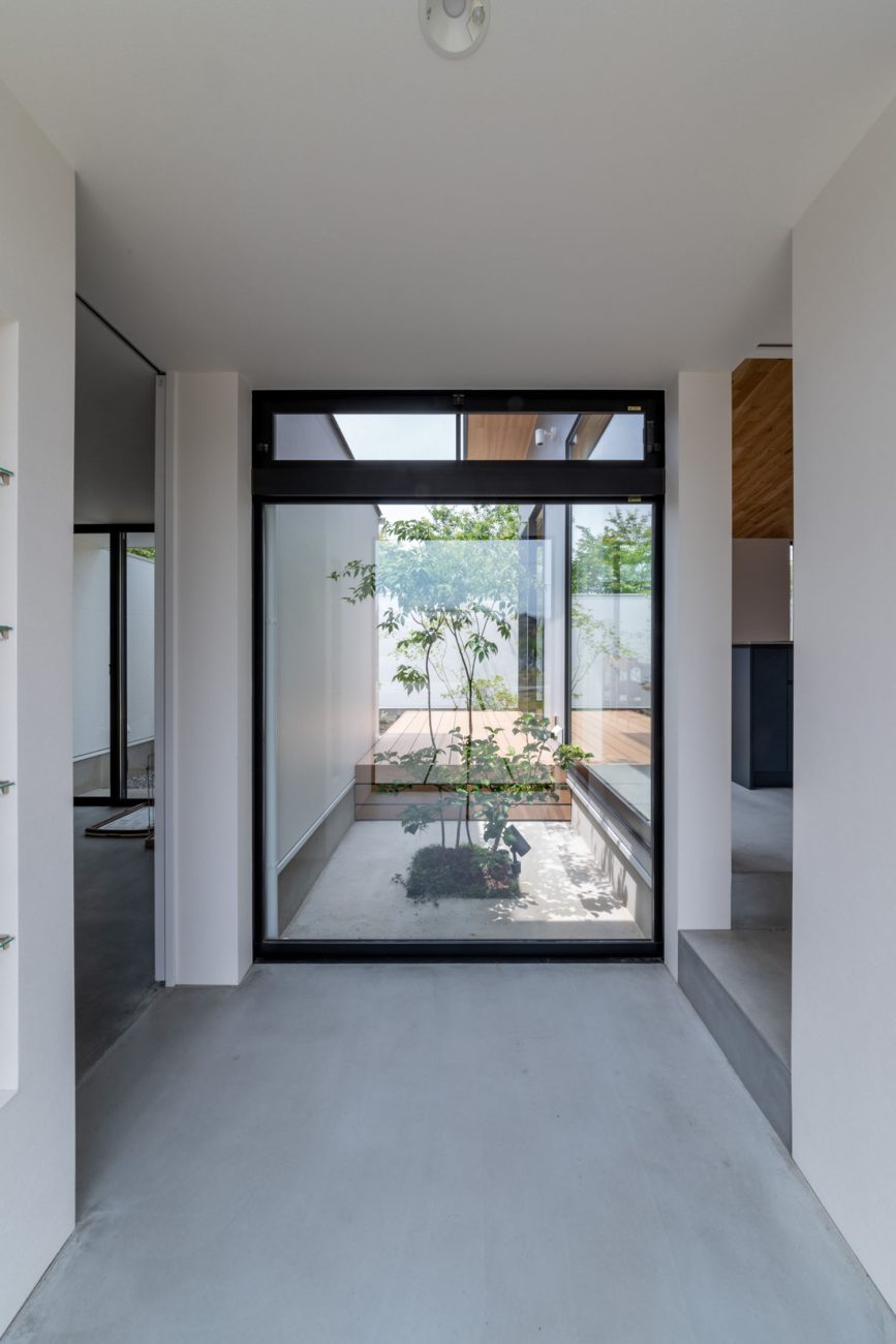 土間空間の正面に中庭が見える様子・デザイン住宅 注文住宅・デザイン住宅建築実例_『CASE686  桜並木の平屋』_玄関