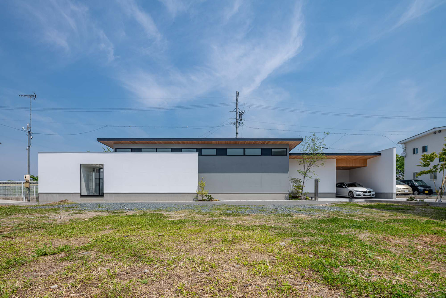 ゆったりとした敷地に建つ平屋の外観