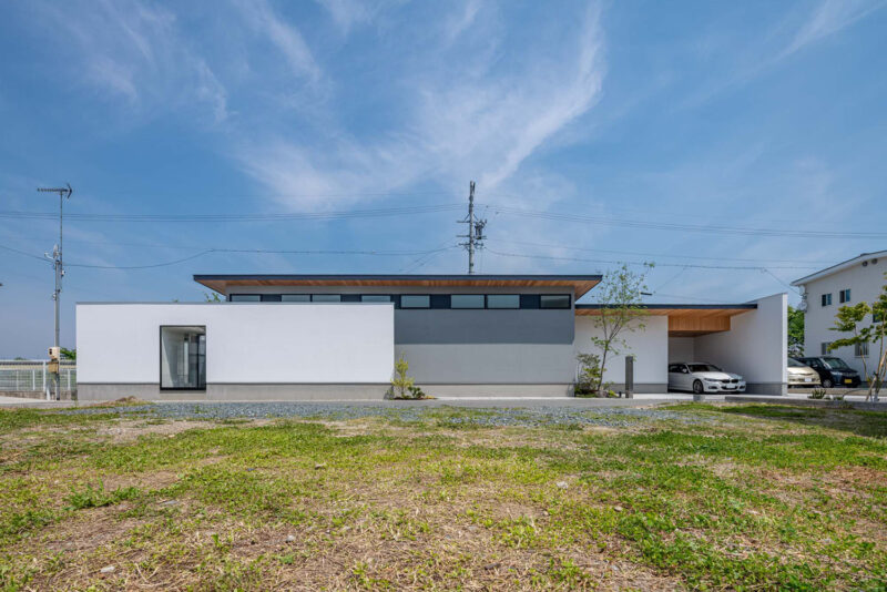 開けた敷地に建つ平屋の外観