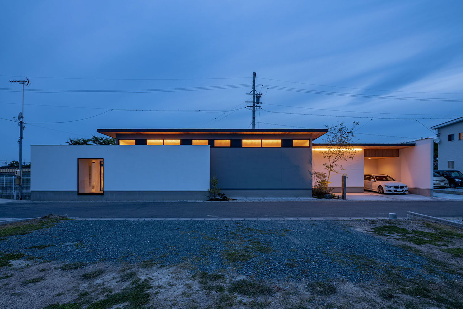 ハイサイドライトから室内の光が漏れる平屋住宅・デザイン住宅 注文住宅・デザイン住宅建築実例_『CASE686 桜並木の平屋』_外観