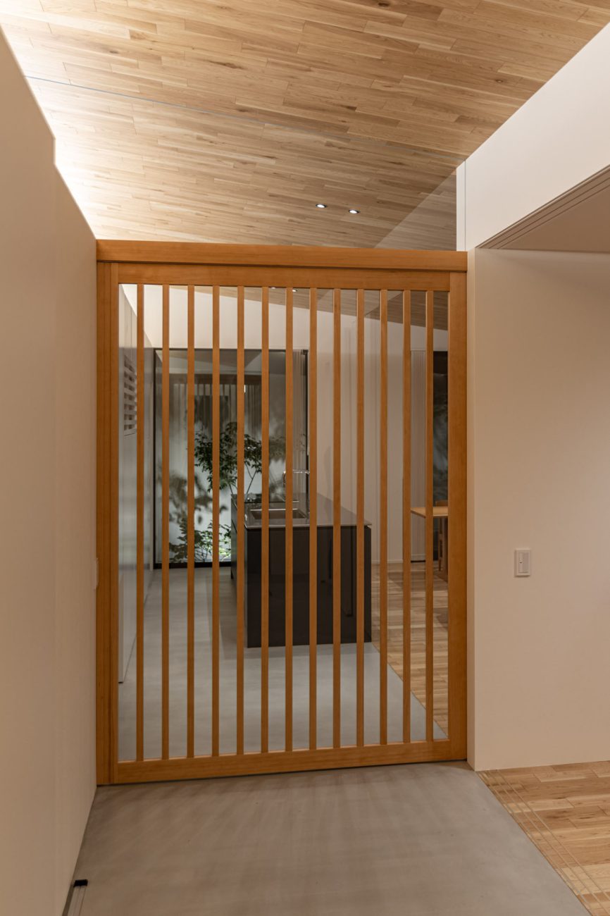廊下と部屋の境に格子の引き戸が設けられている・デザイン住宅 注文住宅・デザイン住宅建築実例_『CASE686  桜並木の平屋』_玄関