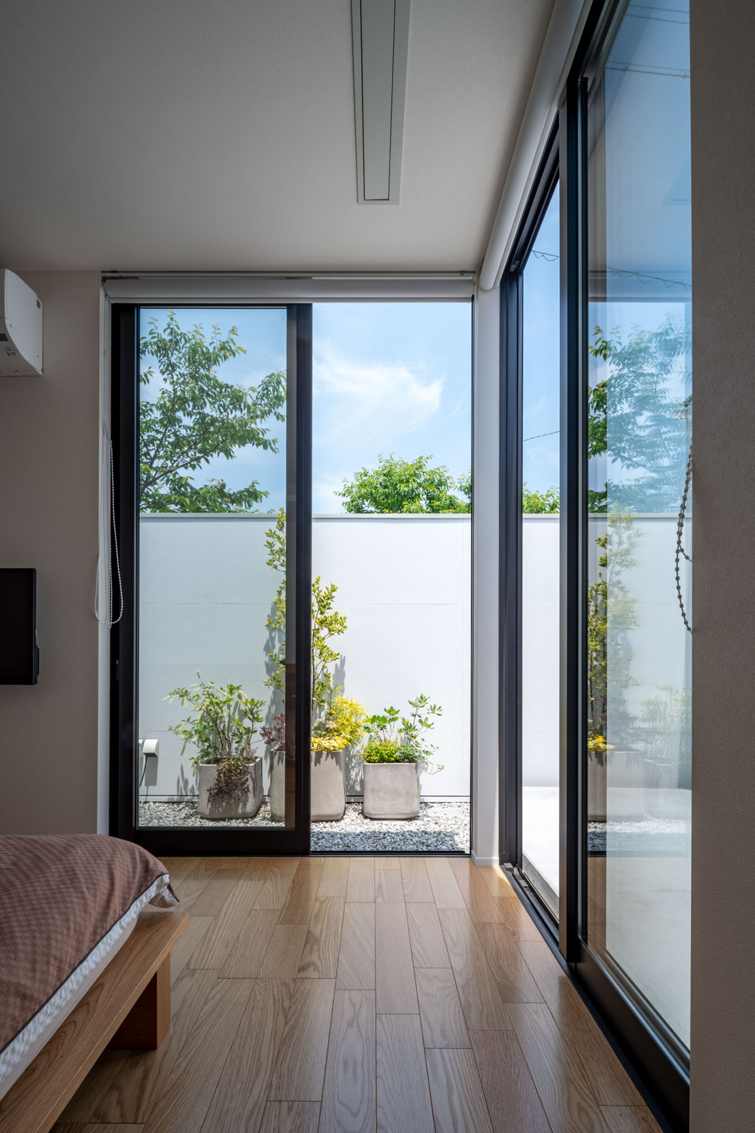 テラスに出ることが出来る寝室・デザイン住宅 注文住宅・デザイン住宅建築実例_『CASE686 桜並木の平屋』_寝室