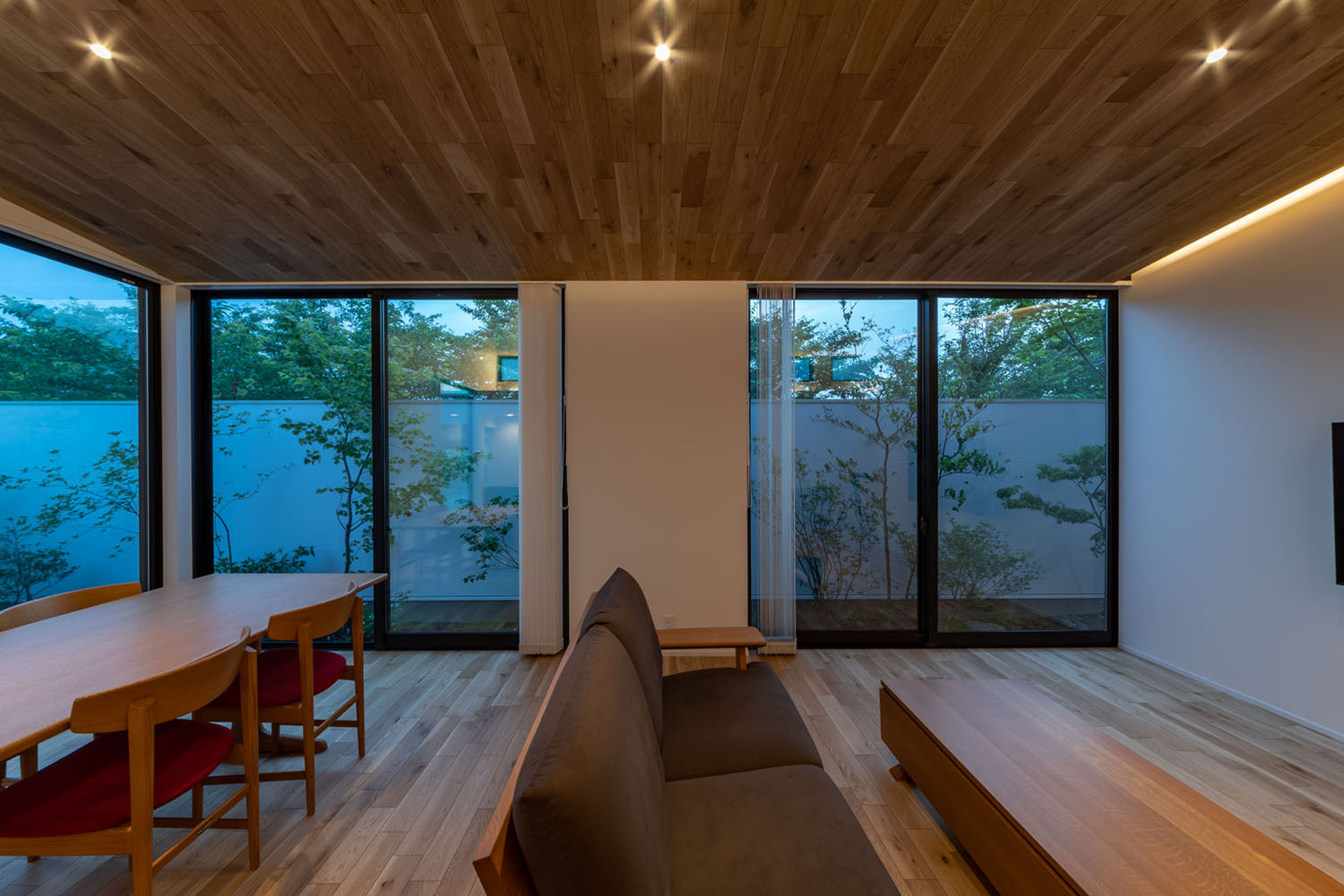 ダウンライトや間接照明によって照らされるLDK・デザイン住宅 注文住宅・デザイン住宅建築実例_『CASE686 桜並木の平屋』_LDK