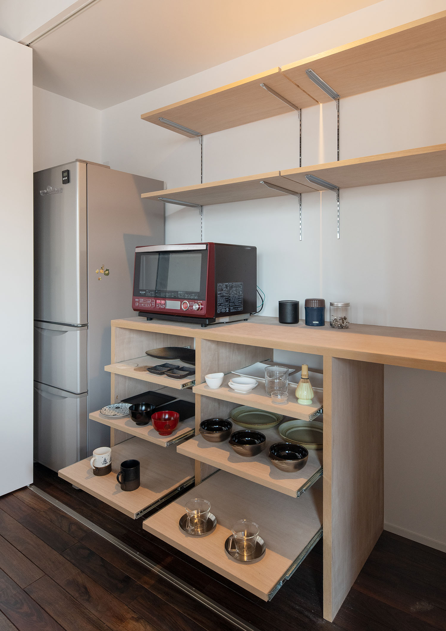 木製の引き出しや壁付けの棚が設けられたキッチン・デザイン住宅 注文住宅・デザイン住宅建築実例_『CASE687  "□×□×和 （ハコニワ）"』_キッチン