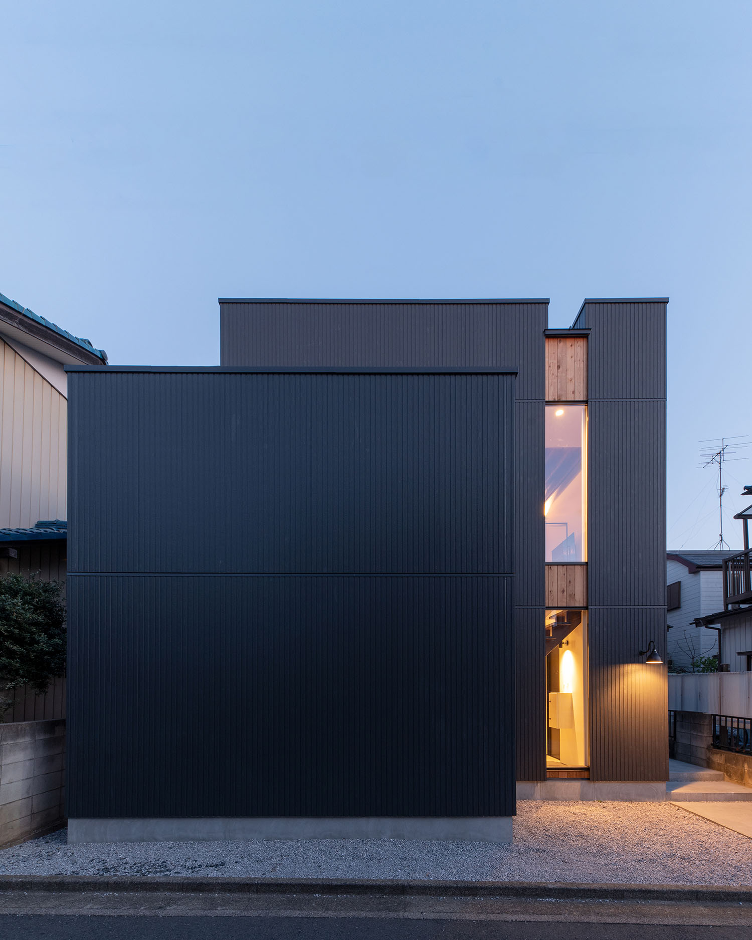 スリット窓から室内の光が漏れる住宅の外観・デザイン住宅 注文住宅・デザイン住宅建築実例_『CASE687  "□×□×和 （ハコニワ）"』_外観