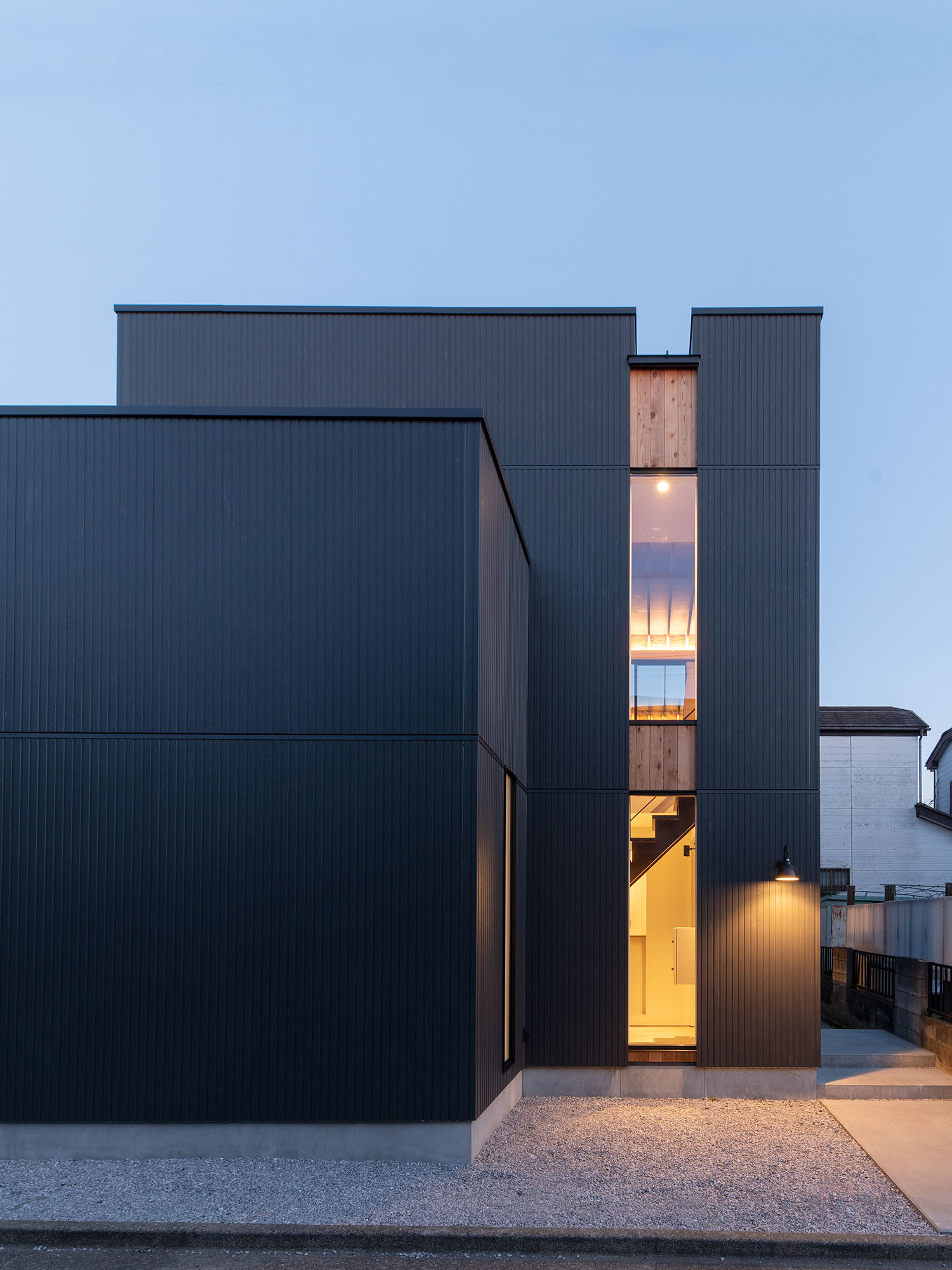 スリット窓から室内の光が漏れる住宅の外観・デザイン住宅 注文住宅・デザイン住宅建築実例_『CASE687  "□×□×和 （ハコニワ）"』_外観