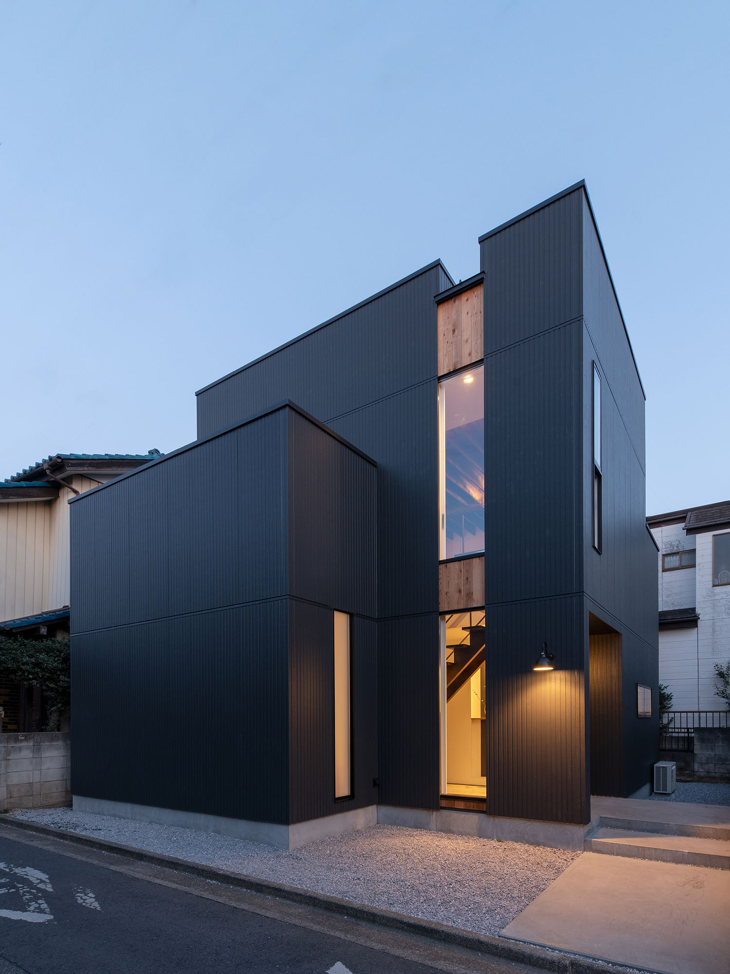 スリット窓から室内の光が漏れる住宅の外観・デザイン住宅 注文住宅・デザイン住宅建築実例_『CASE687  "□×□×和 （ハコニワ）"』_外観