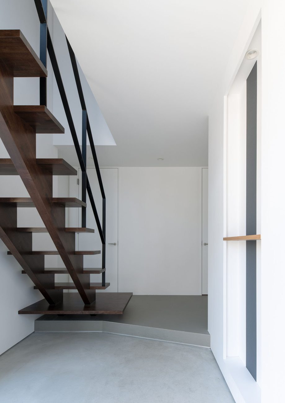 モルタルの玄関のそばにスケルトン階段がある様子・デザイン住宅 注文住宅・デザイン住宅建築実例_『CASE687  "□×□×和 （ハコニワ）"』_玄関