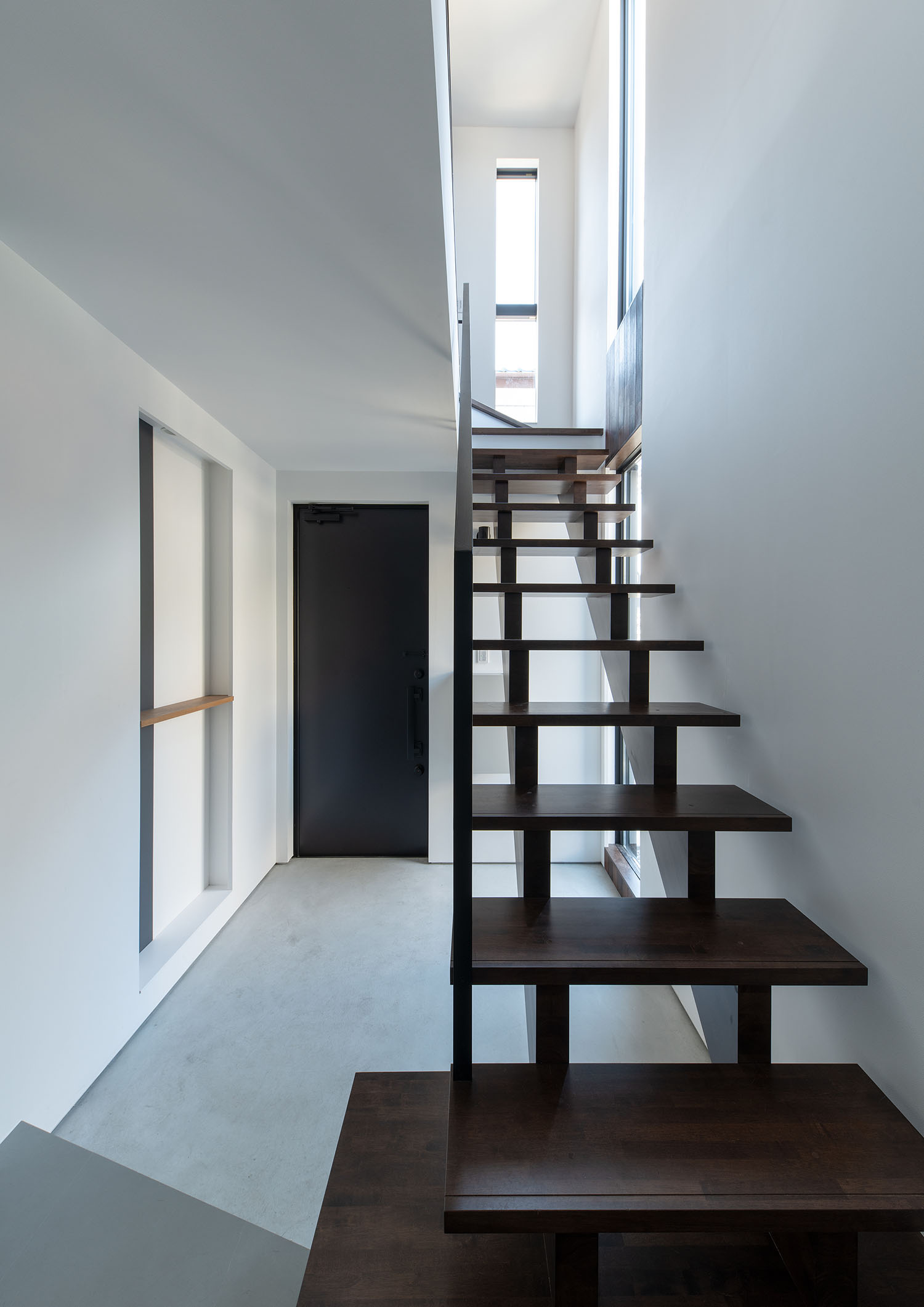 白を基調とした玄関にあるダークブラウンのスケルトン階段・デザイン住宅 注文住宅・デザイン住宅建築実例_『CASE687  "□×□×和 （ハコニワ）"』_階段