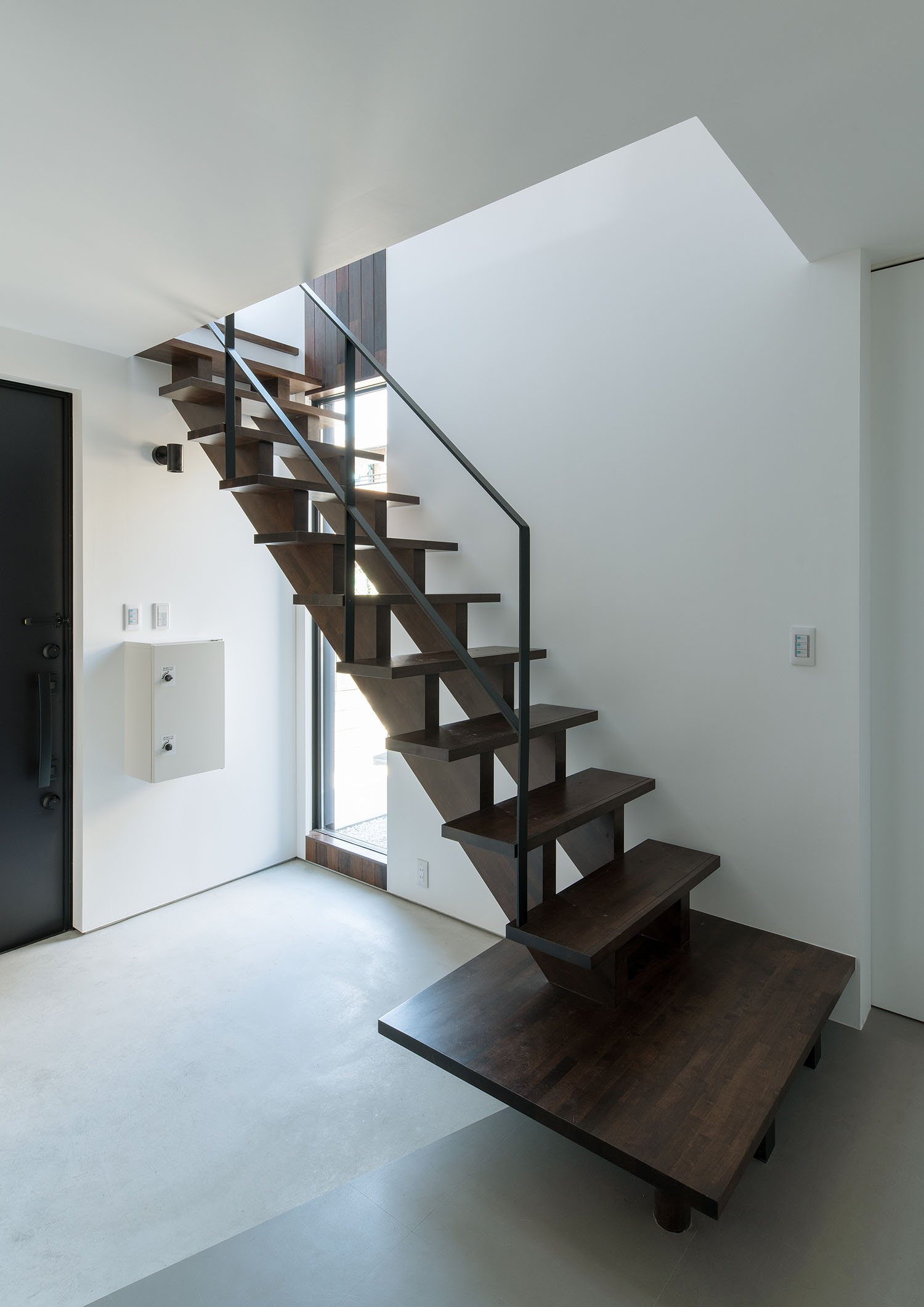 玄関のそばにあるダークブラウンのスケルトン階段・デザイン住宅 注文住宅・デザイン住宅建築実例_『CASE687  "□×□×和 （ハコニワ）"』_階段