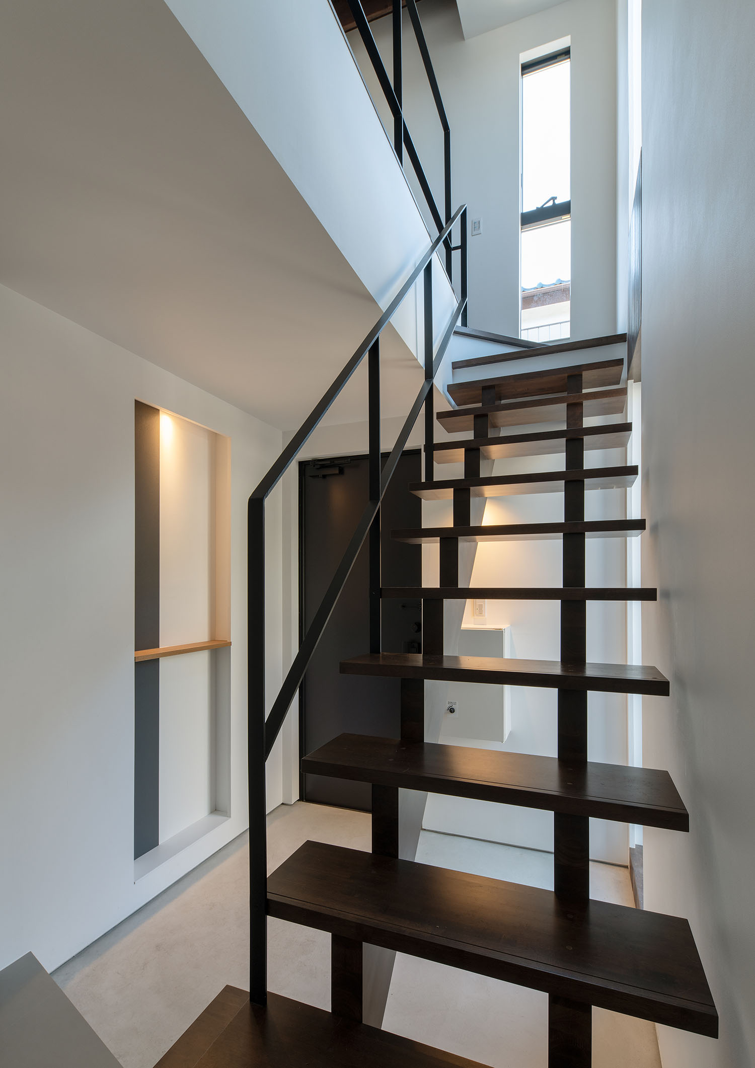 スケルトン階段を上った先にスリット窓がある様子・デザイン住宅 注文住宅・デザイン住宅建築実例_『CASE687  "□×□×和 （ハコニワ）"』_階段