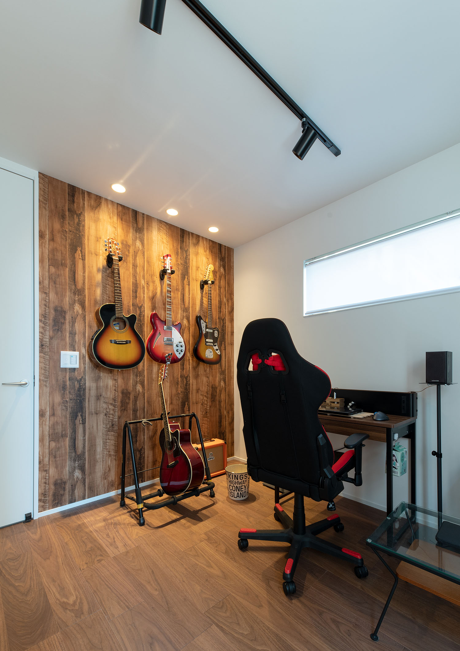 木目のアクセントクロス部分にギターが掛けられたスリット窓のあるワークスペース・デザイン住宅 注文住宅・デザイン住宅建築実例_『CASE687  "□×□×和 （ハコニワ）"』_書斎