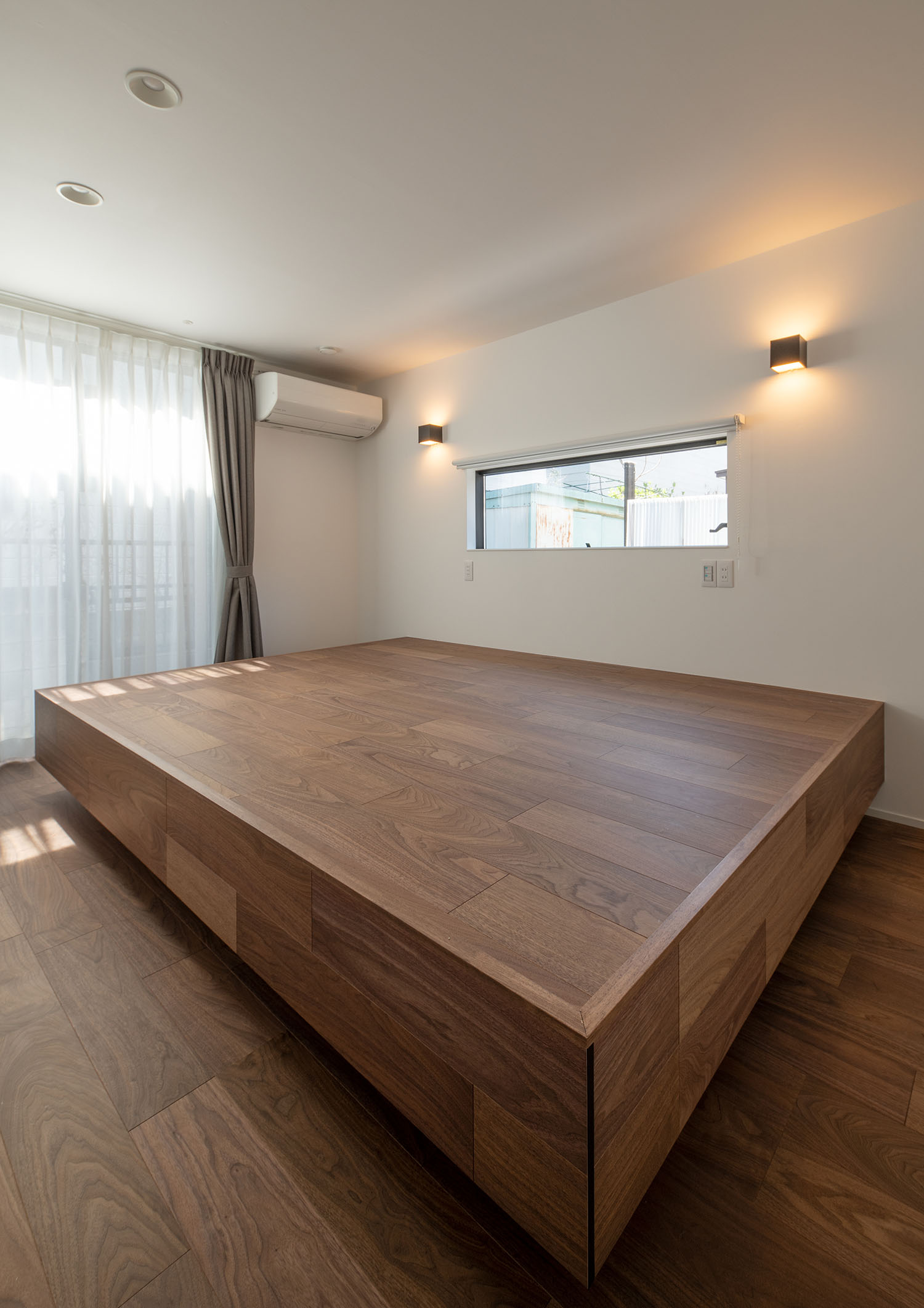 ベッドを置くための土台を設けた寝室・デザイン住宅 注文住宅・デザイン住宅建築実例_『CASE687  "□×□×和 （ハコニワ）"』_寝室