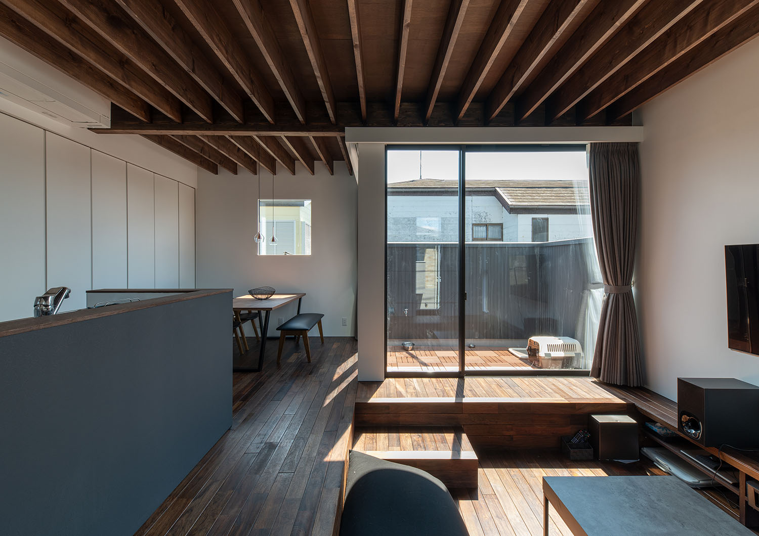 大きな窓からバルコニーへとフラットに繋がるLDK・デザイン住宅 注文住宅・デザイン住宅建築実例_『CASE687  "□×□×和 （ハコニワ）"』_LDK