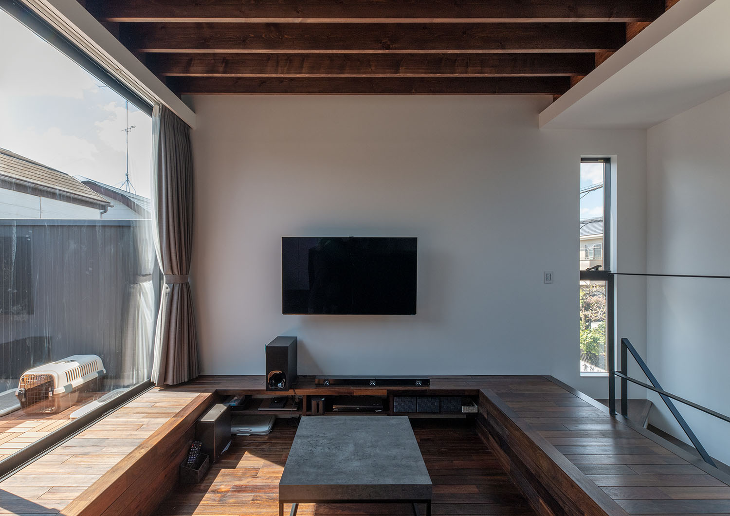 壁付けのテレビがあるフローリングのダウンリビング・デザイン住宅 注文住宅・デザイン住宅建築実例_『CASE687  "□×□×和 （ハコニワ）"』_LDK