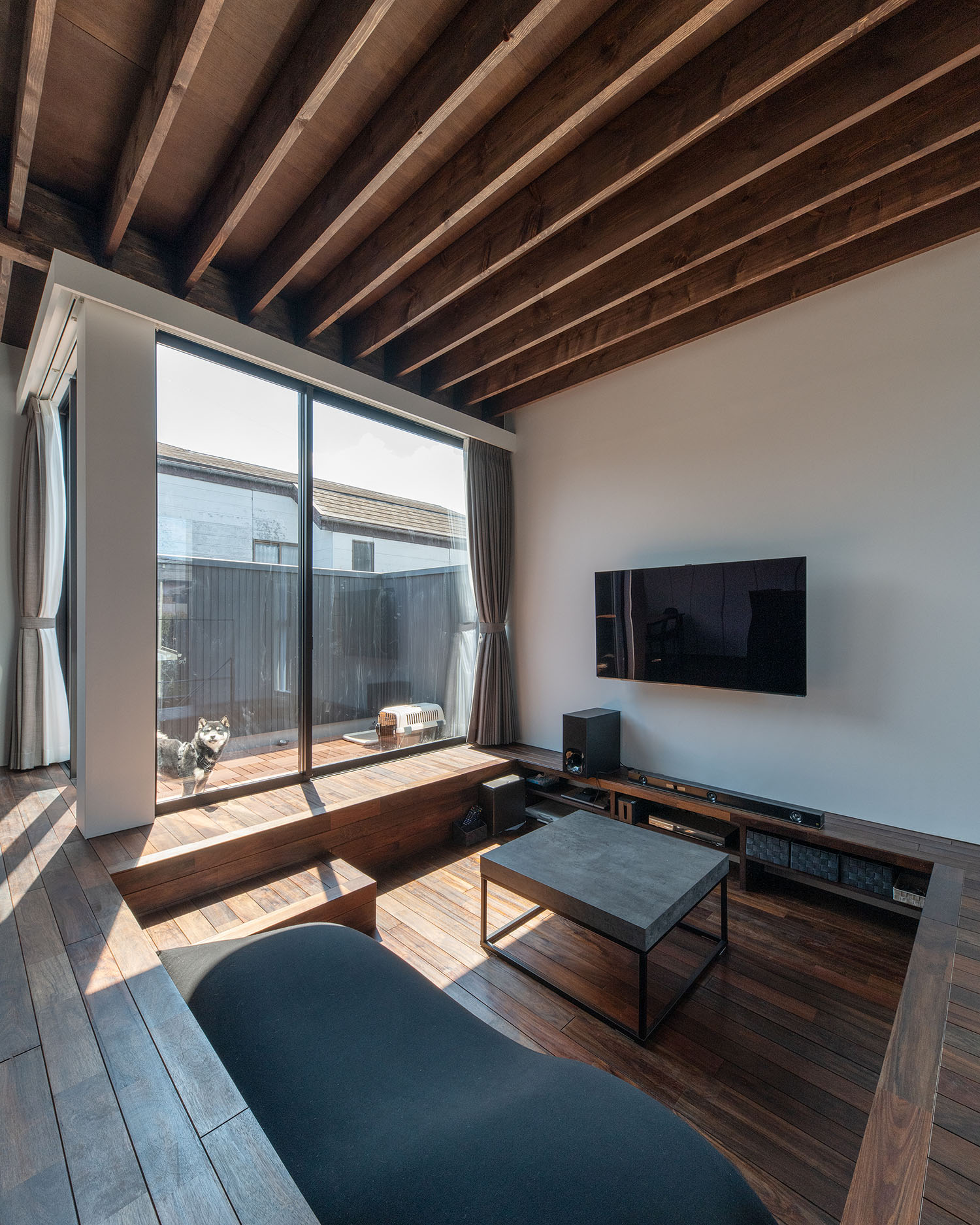 梁見せ天井になっているフローリングのダウンリビング・デザイン住宅 注文住宅・デザイン住宅建築実例_『CASE687  "□×□×和 （ハコニワ）"』_LDK